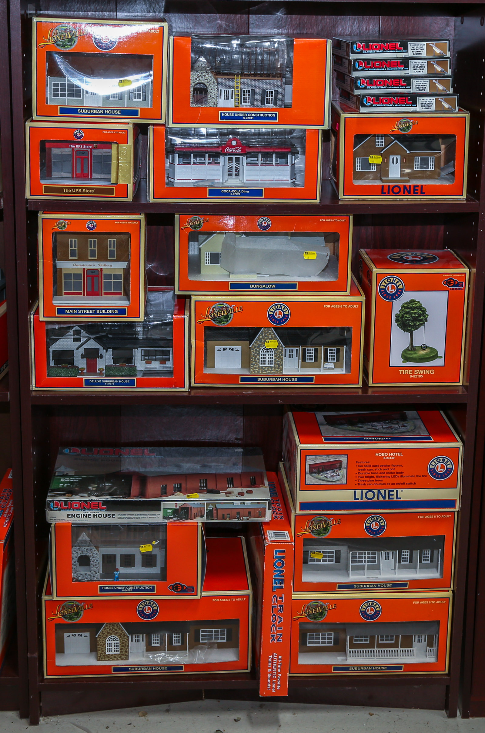 SELECTION OF LIONEL TRAIN GARDEN BUILDINGS