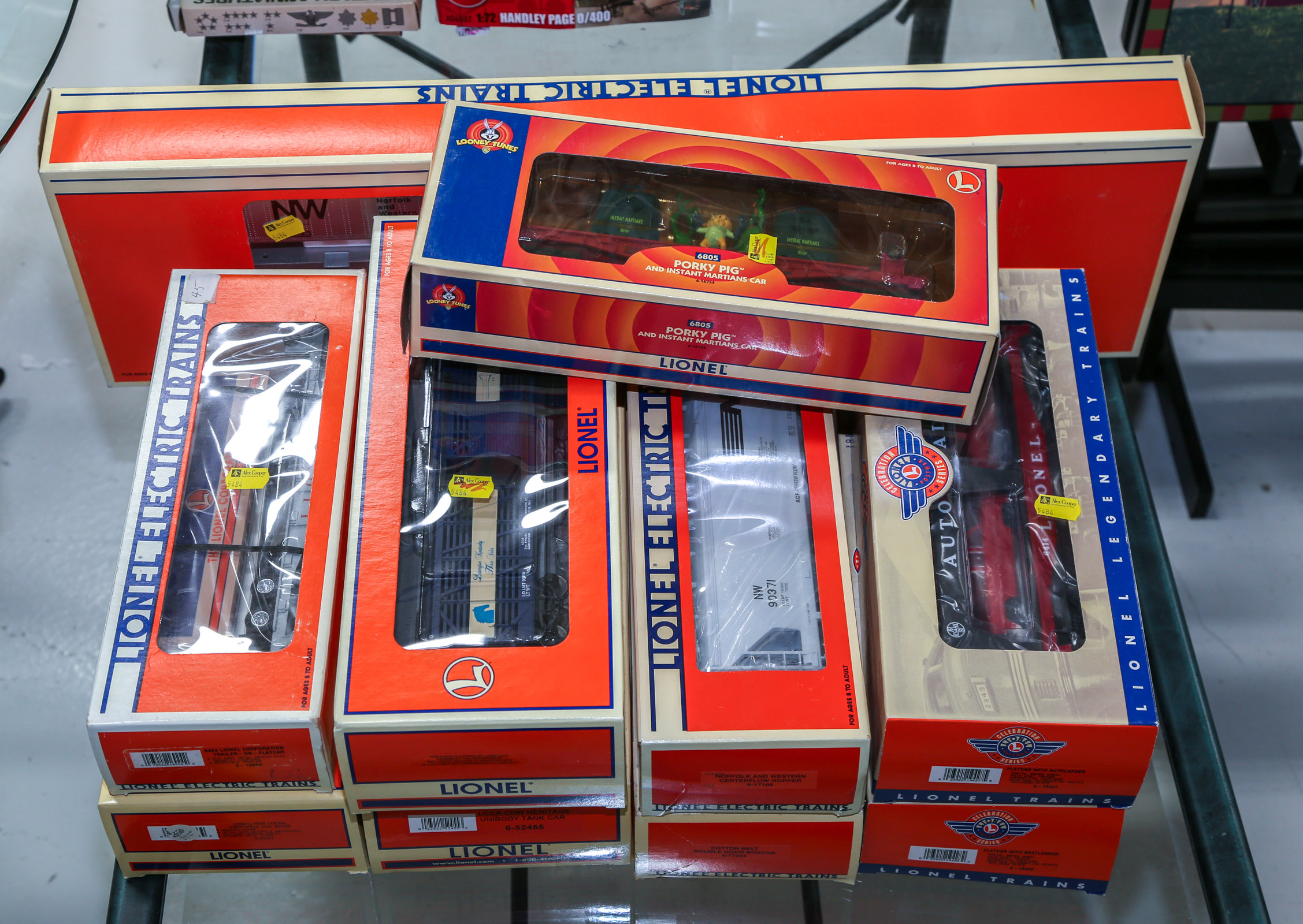 10 LIONEL O GAUGE TRAIN CARS With