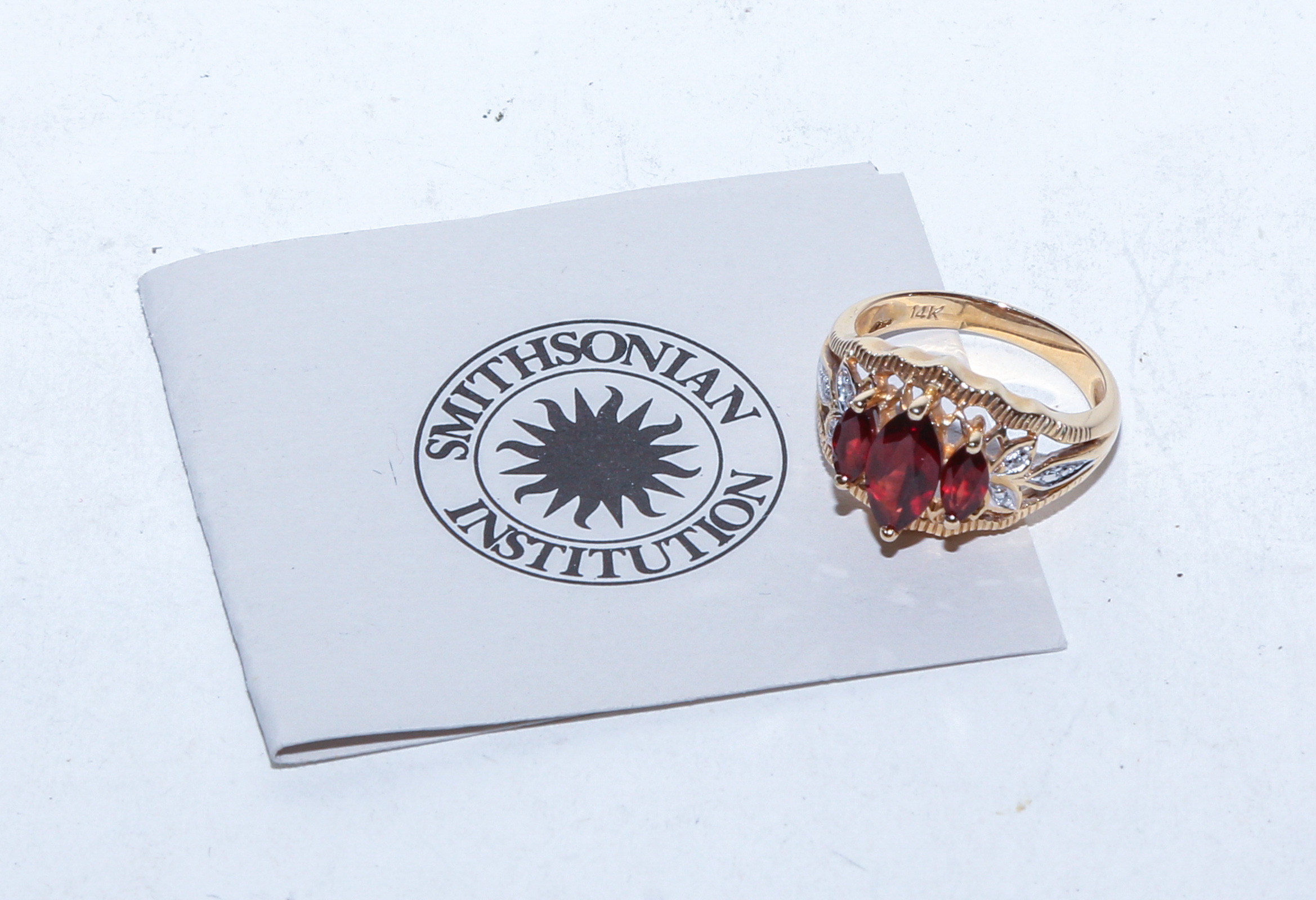 GARNET & DIAMOND RING IN 14K 14K