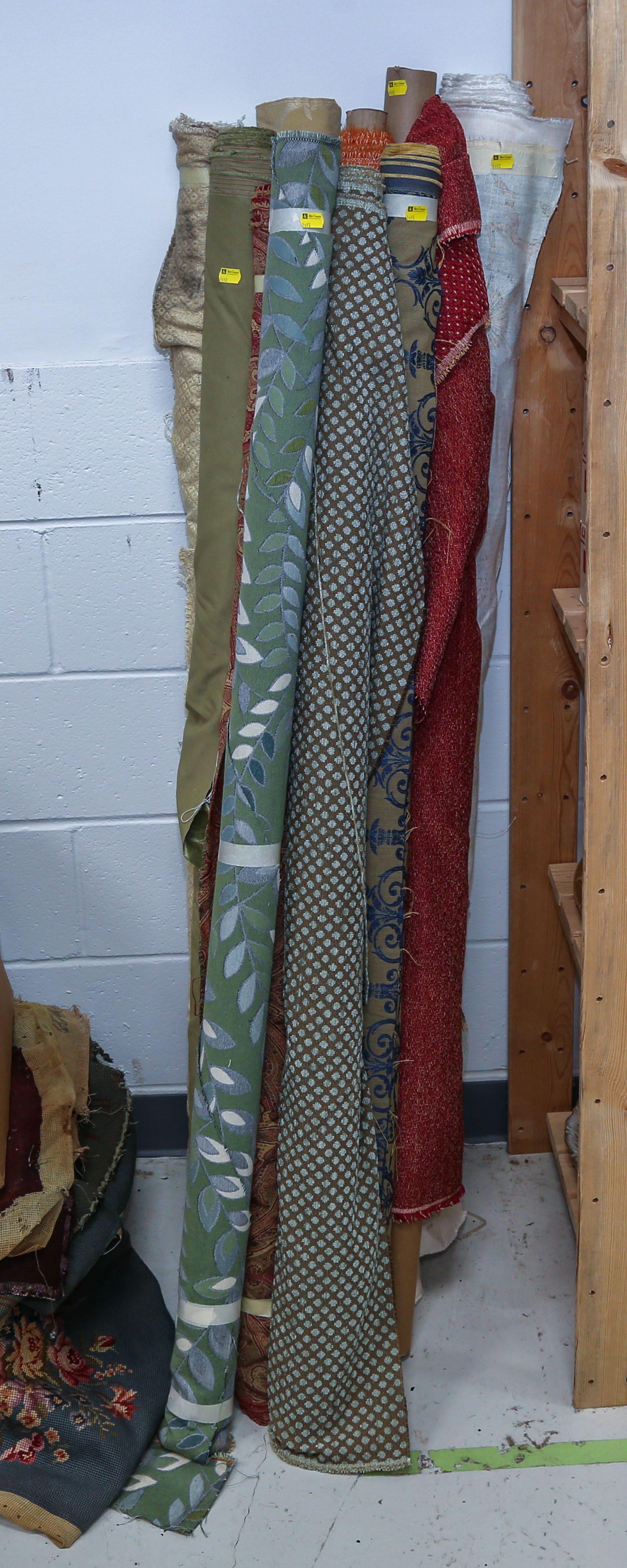 ASSORTMENT OF UPHOLSTERY FABRIC 3b26ab