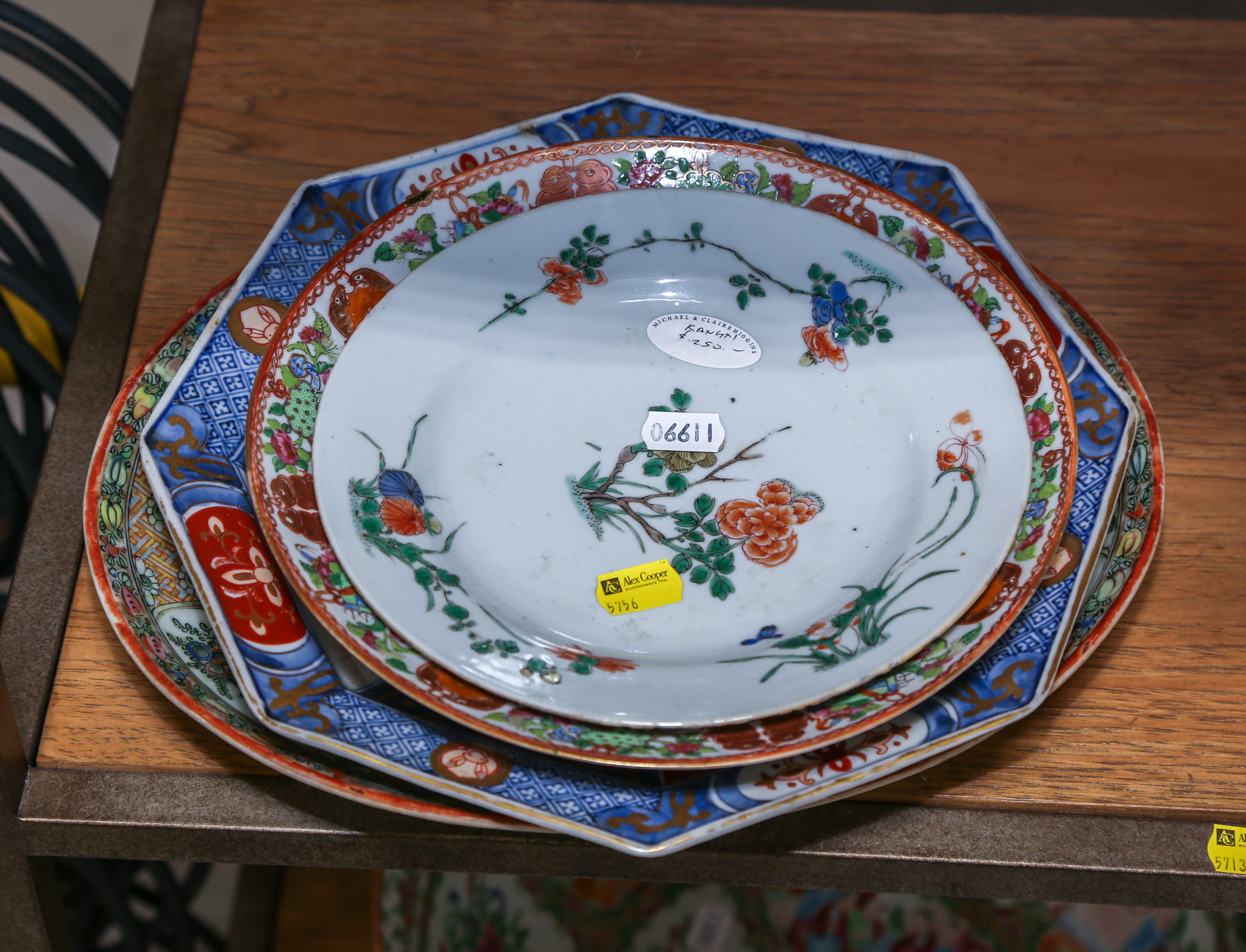 THREE CHINESE EXPORT PLATES & JAPANESE