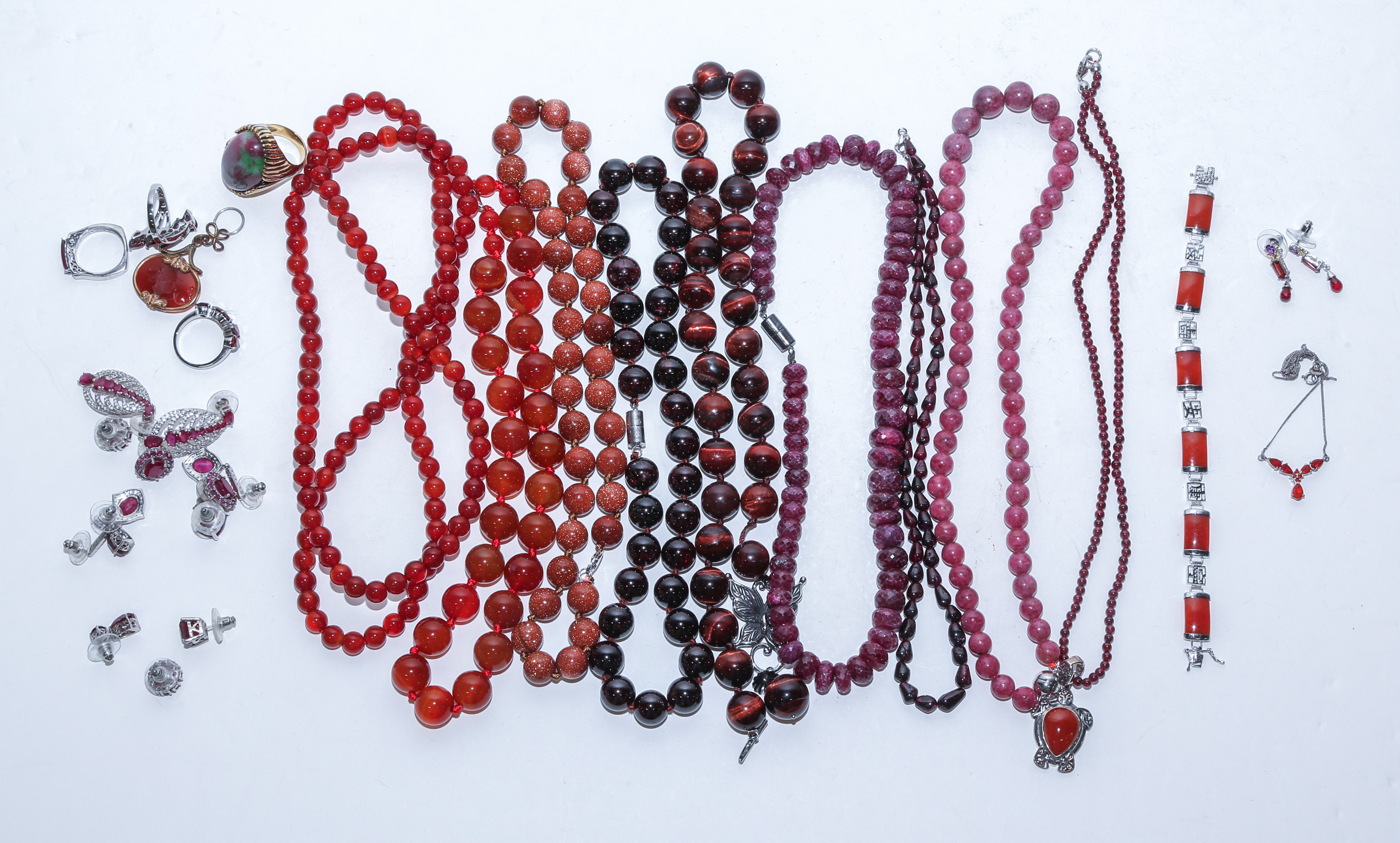 A COLLECTION OF DEEP RED GEMSTONE 3b26e4