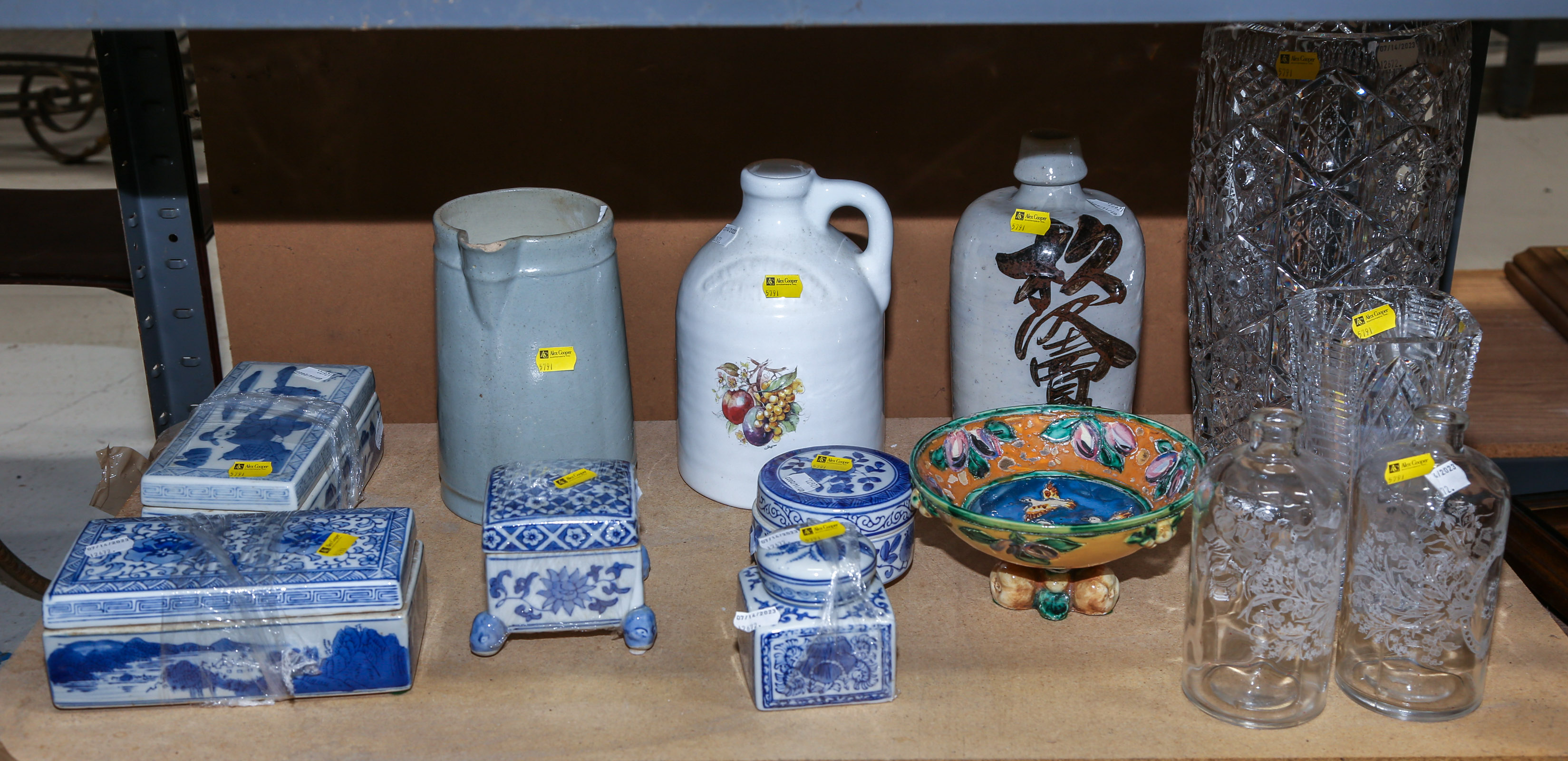 ASSORTMENT OF DECORATIVE CERAMICS