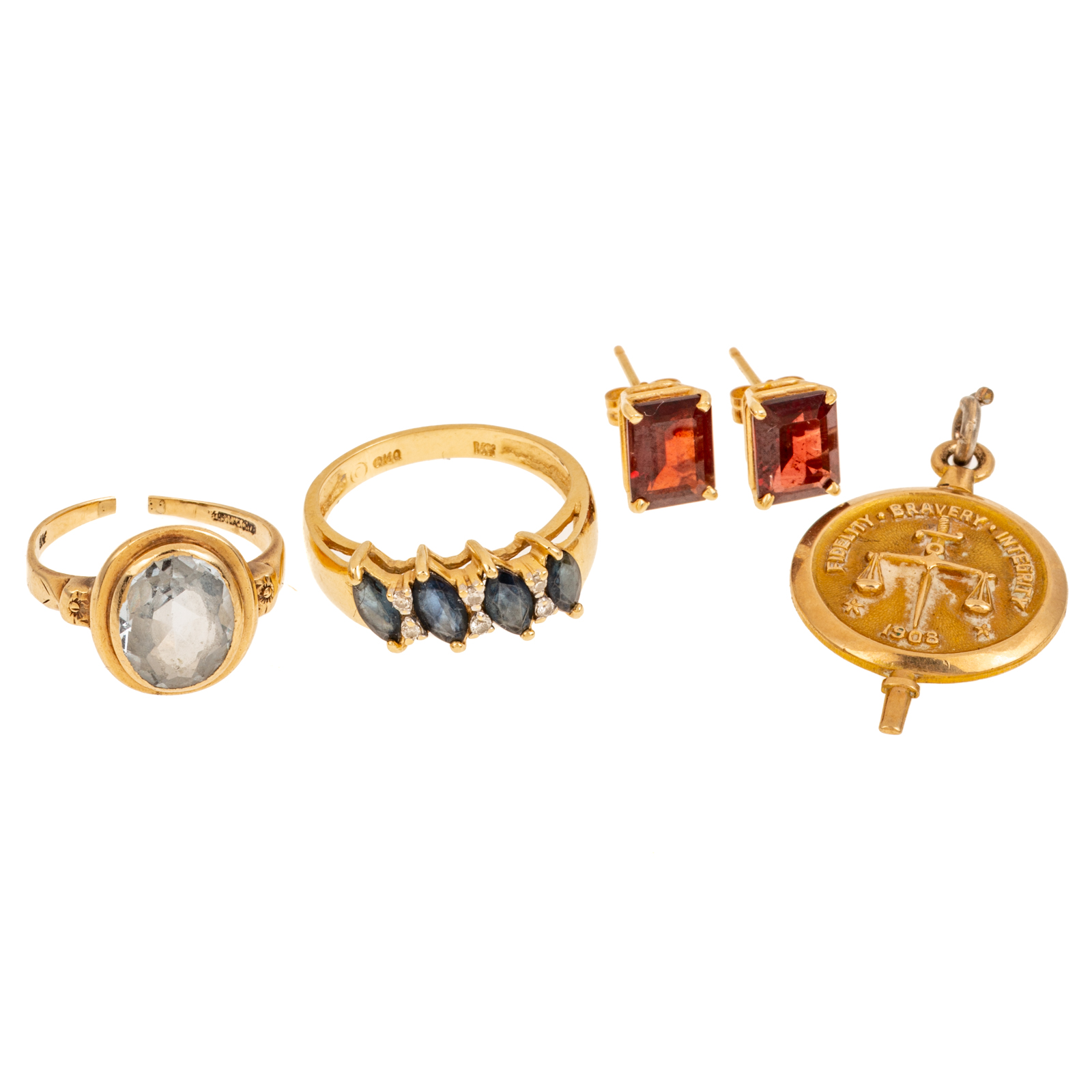 A COLLECTION OF GOLD JEWELRY IN