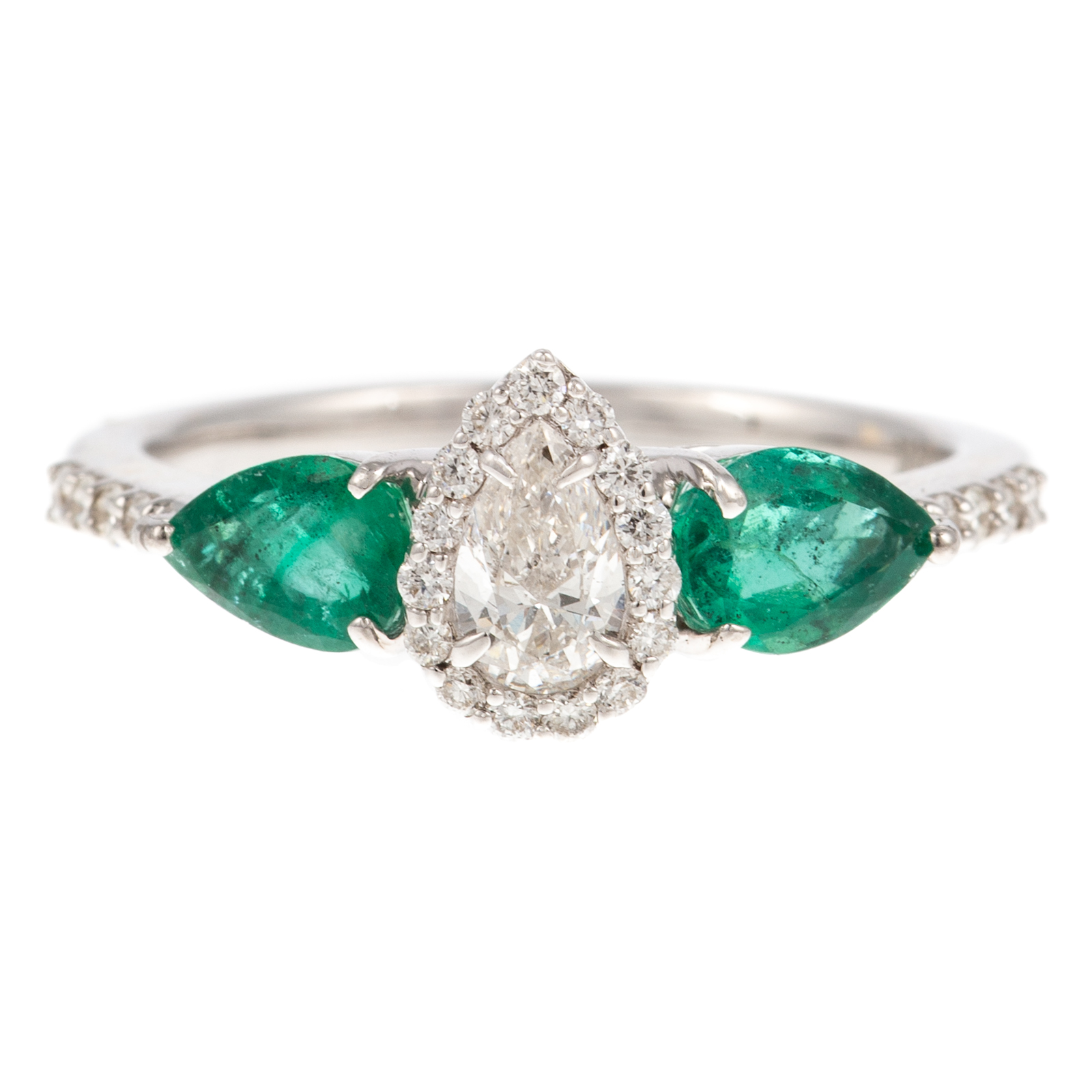 A DIAMOND & EMERALD RING IN 18K