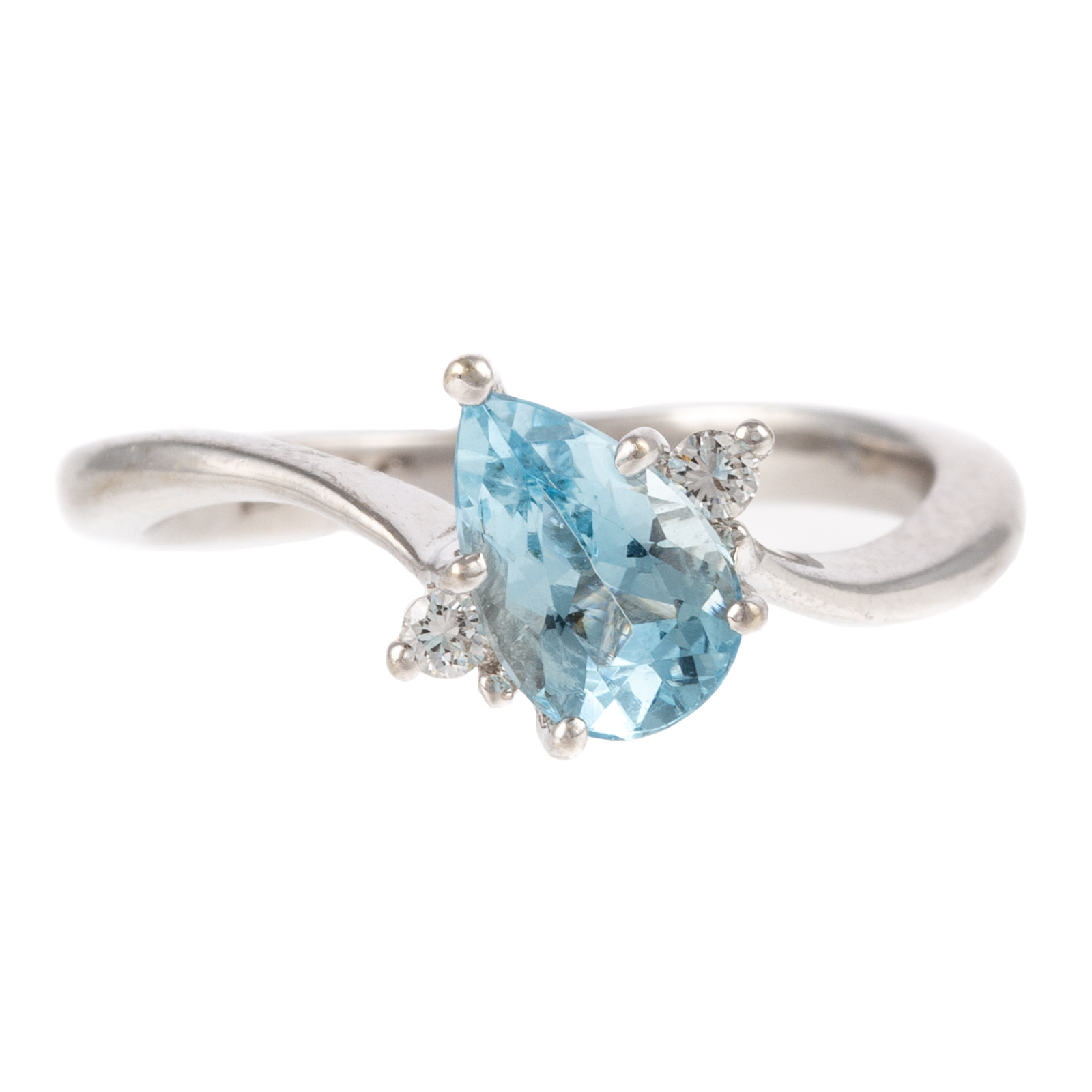 AN AQUAMARINE DIAMOND RING IN 3b27f5