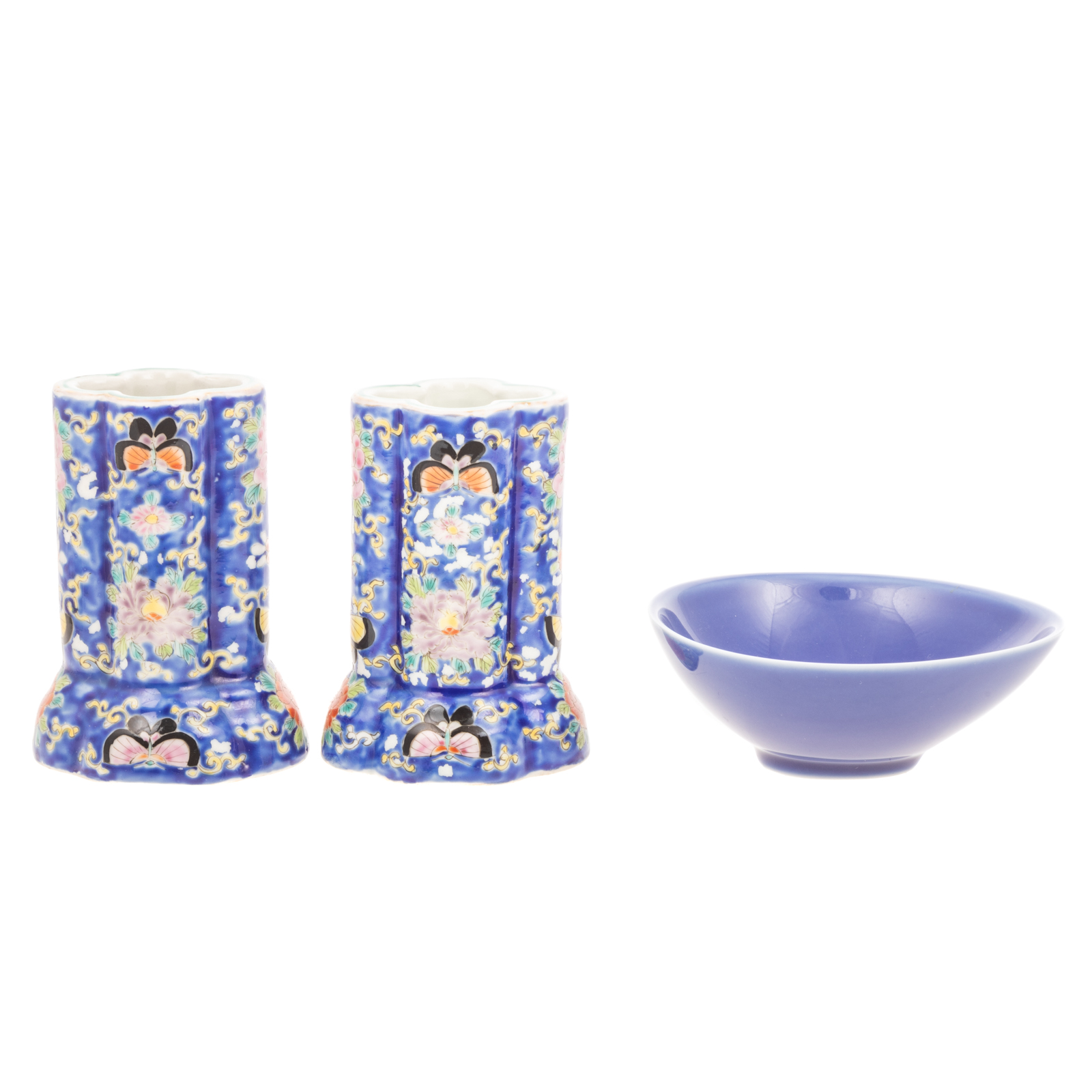 A PAIR OF CHINESE EXPORT VASES