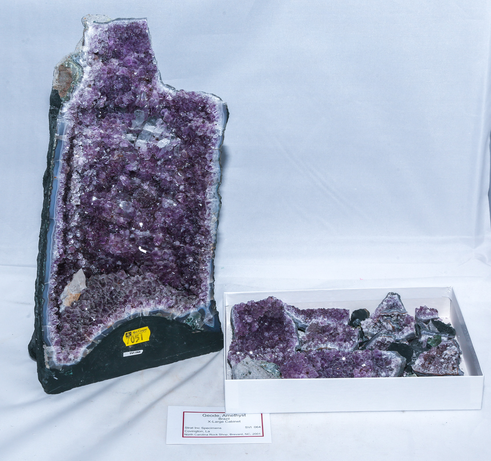 AMETHYST QUARTZ GEODE MINERAL SPECIMEN