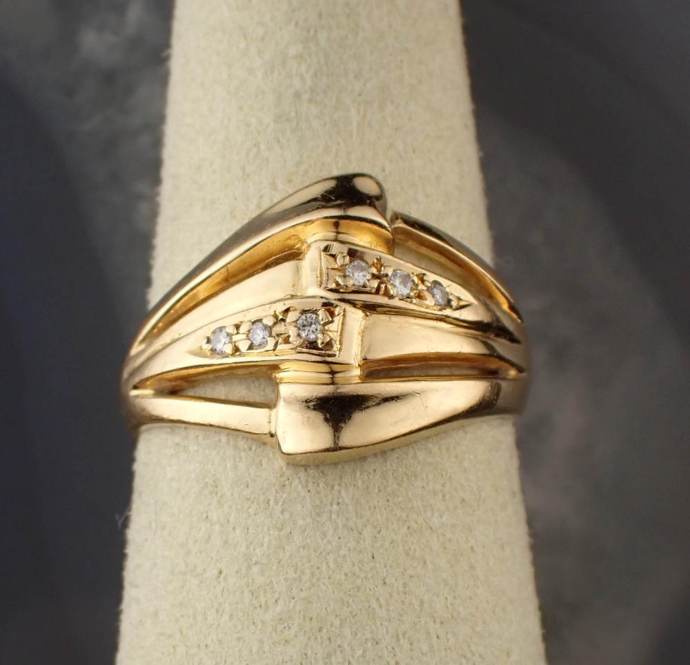 DIAMOND AND EIGHTEEN KARAT GOLD RINGDIAMOND