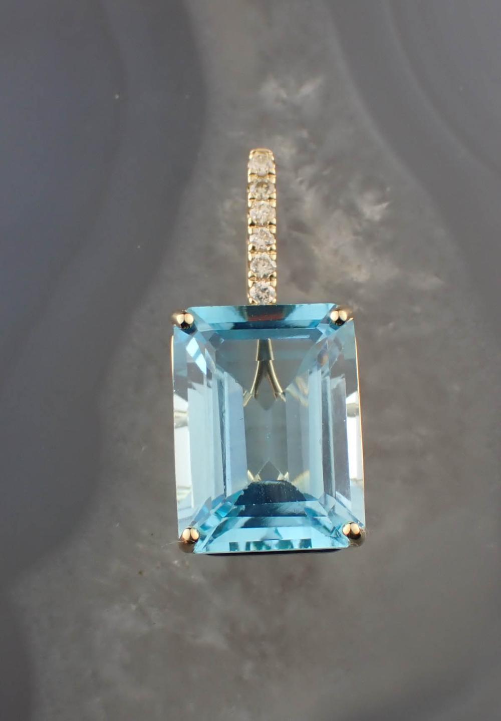 BLUE TOPAZ DIAMOND AND GOLD PENDANTBLUE 3b2ce0