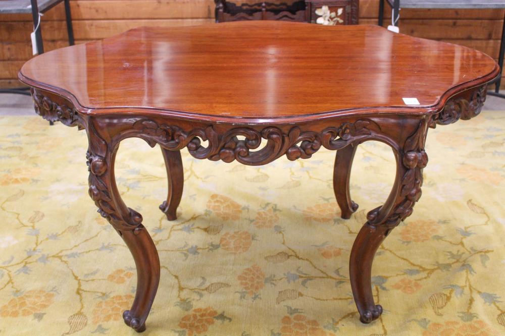 A VICTORIAN MAHOGANY CENTER TABLEA