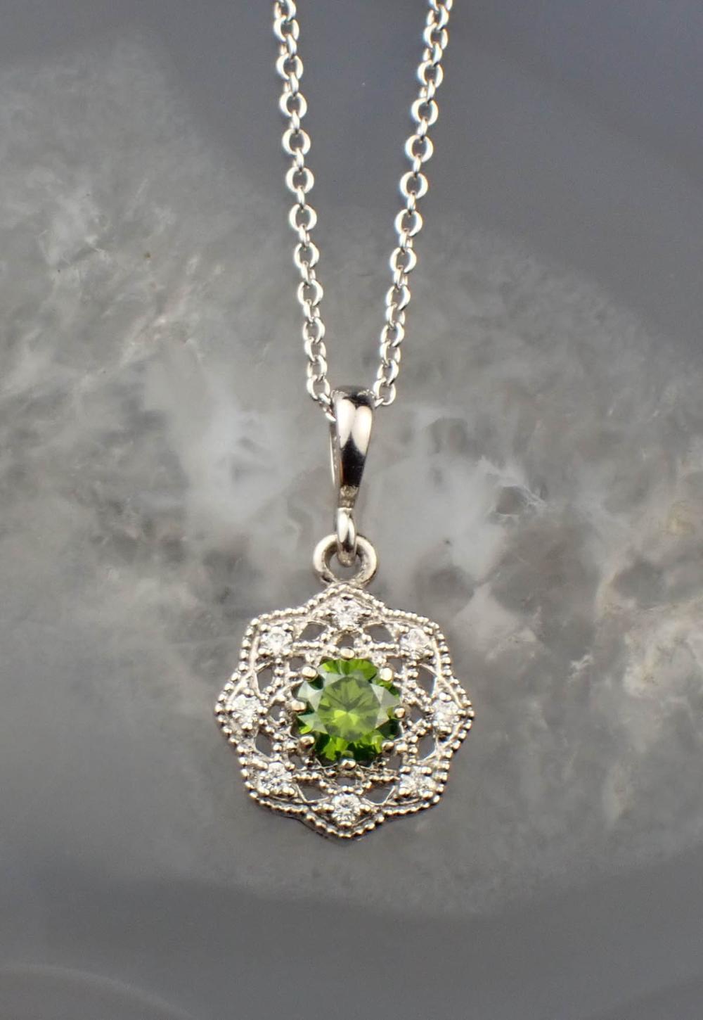 GREEN AND WHITE DIAMOND PENDANT 3b2dab