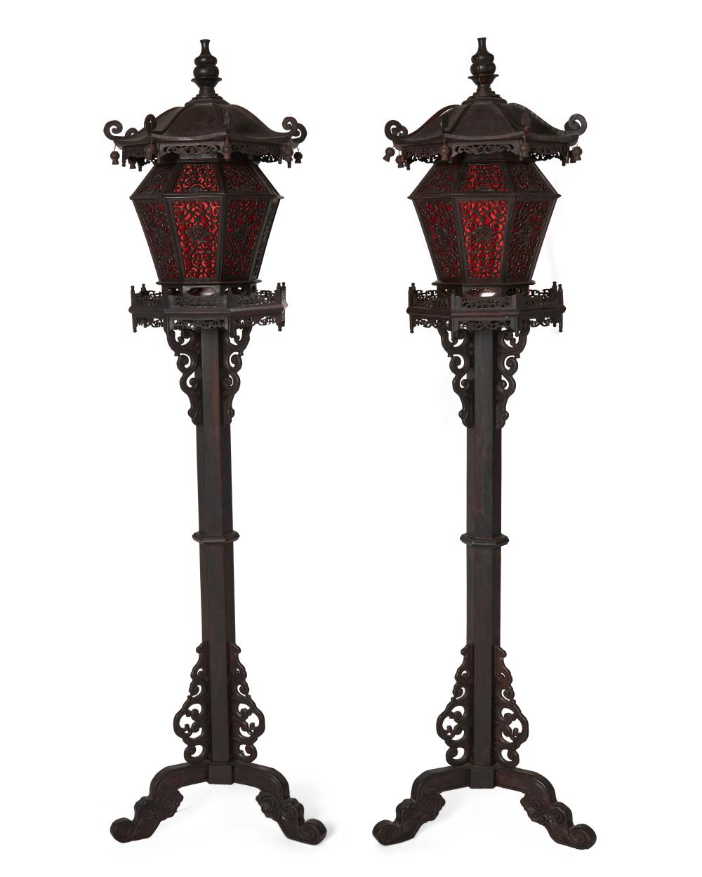 A PAIR OF CHINESE CARVED WOOD LANTERNS 3b2e2d