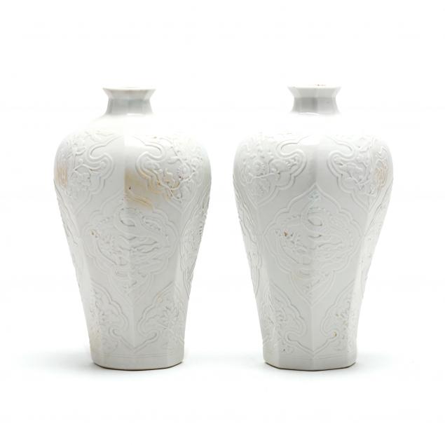 A PAIR OF CHINESE WHITE GLAZED