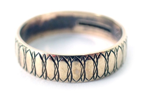 A 9ct gold wedding band of etched 3b0e69