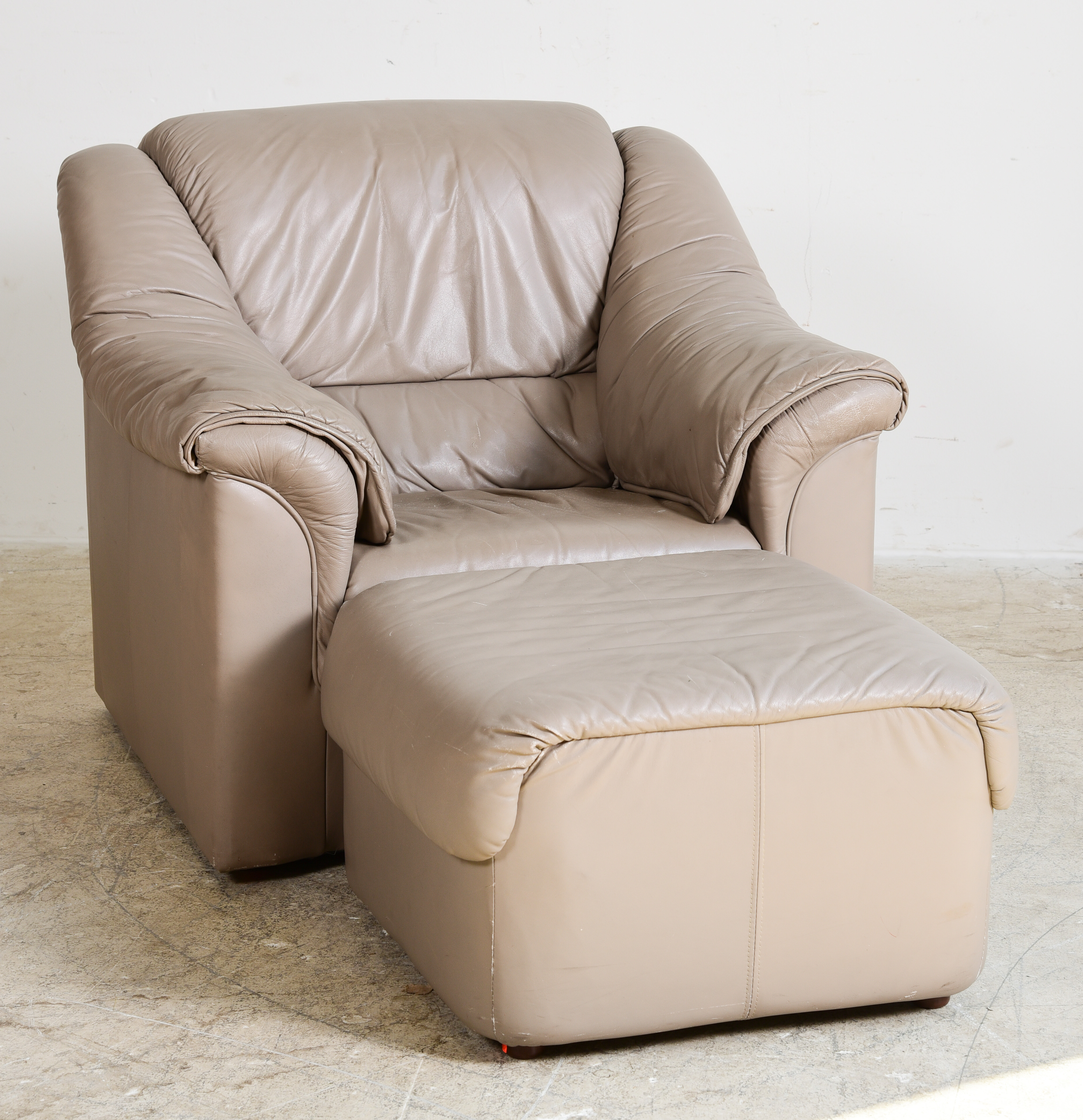 Contemporary leather lounge chair