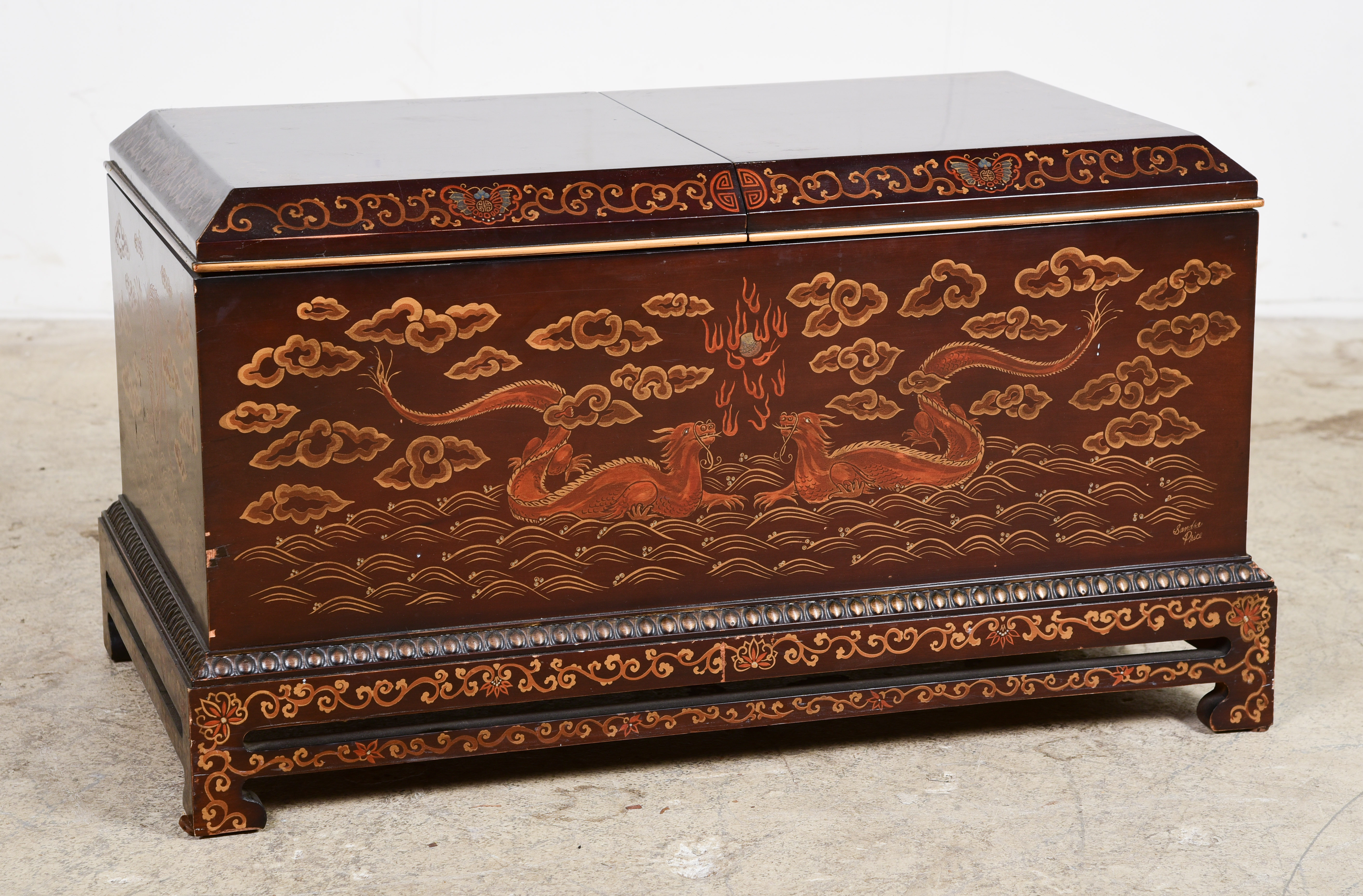 Chinoiserie paint decorated chest/coffee