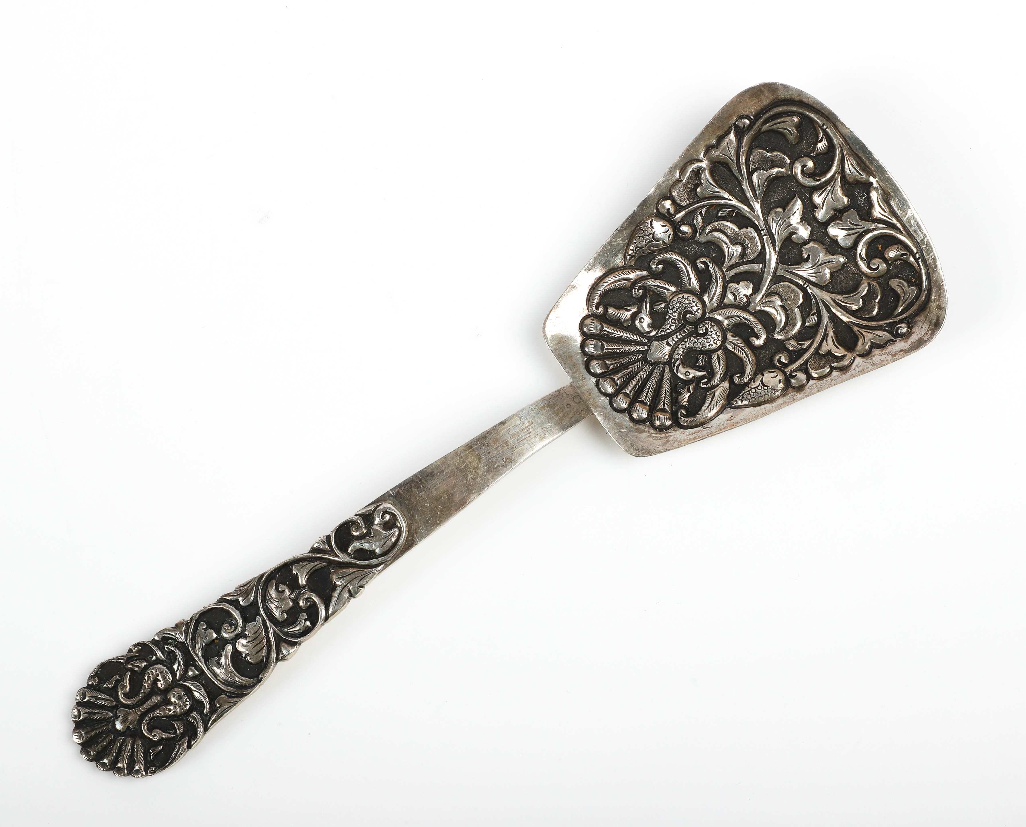 800 Silver spoon shovel, embossed with