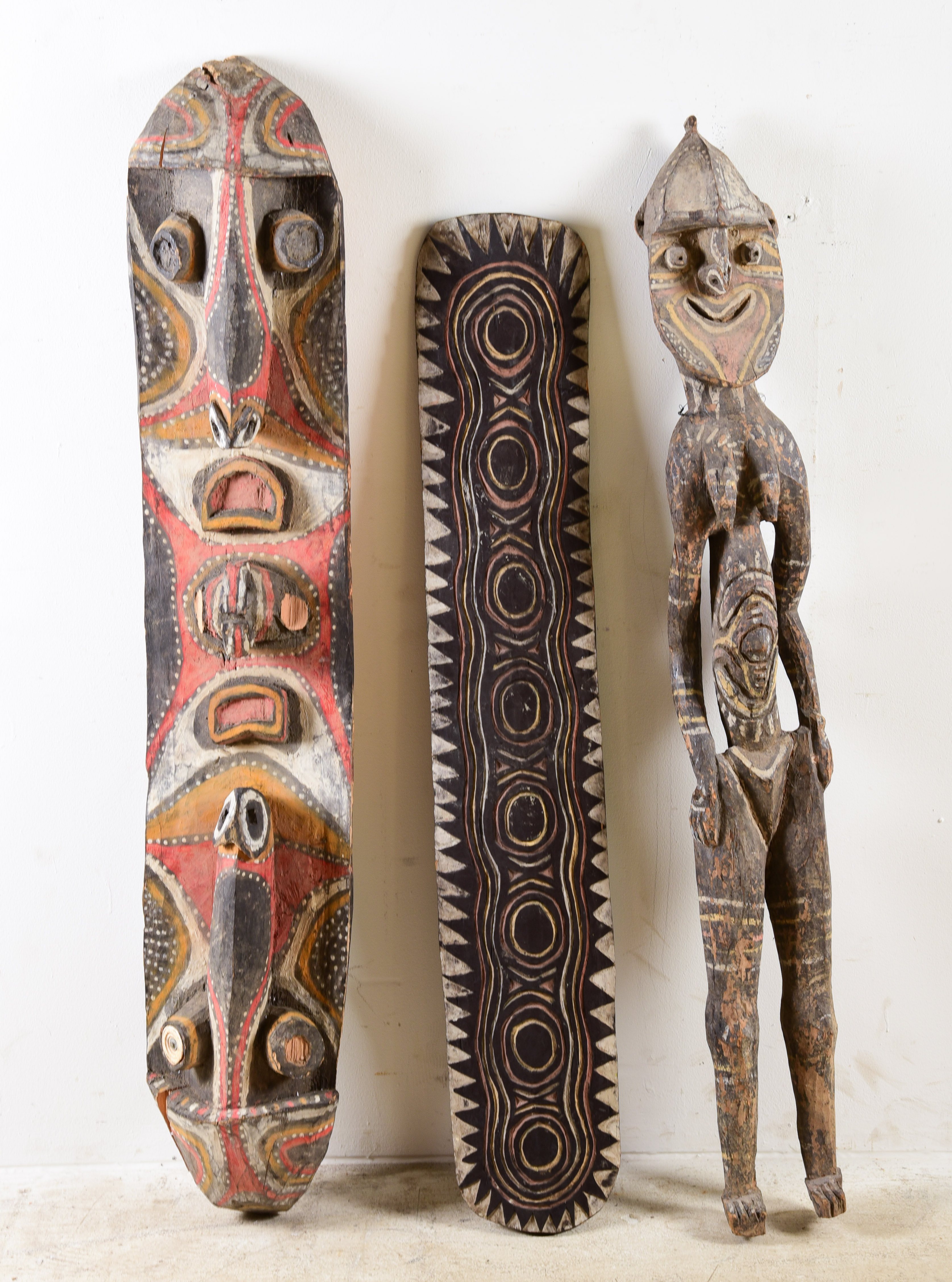 Kwoma figures and painted panel  3b1417