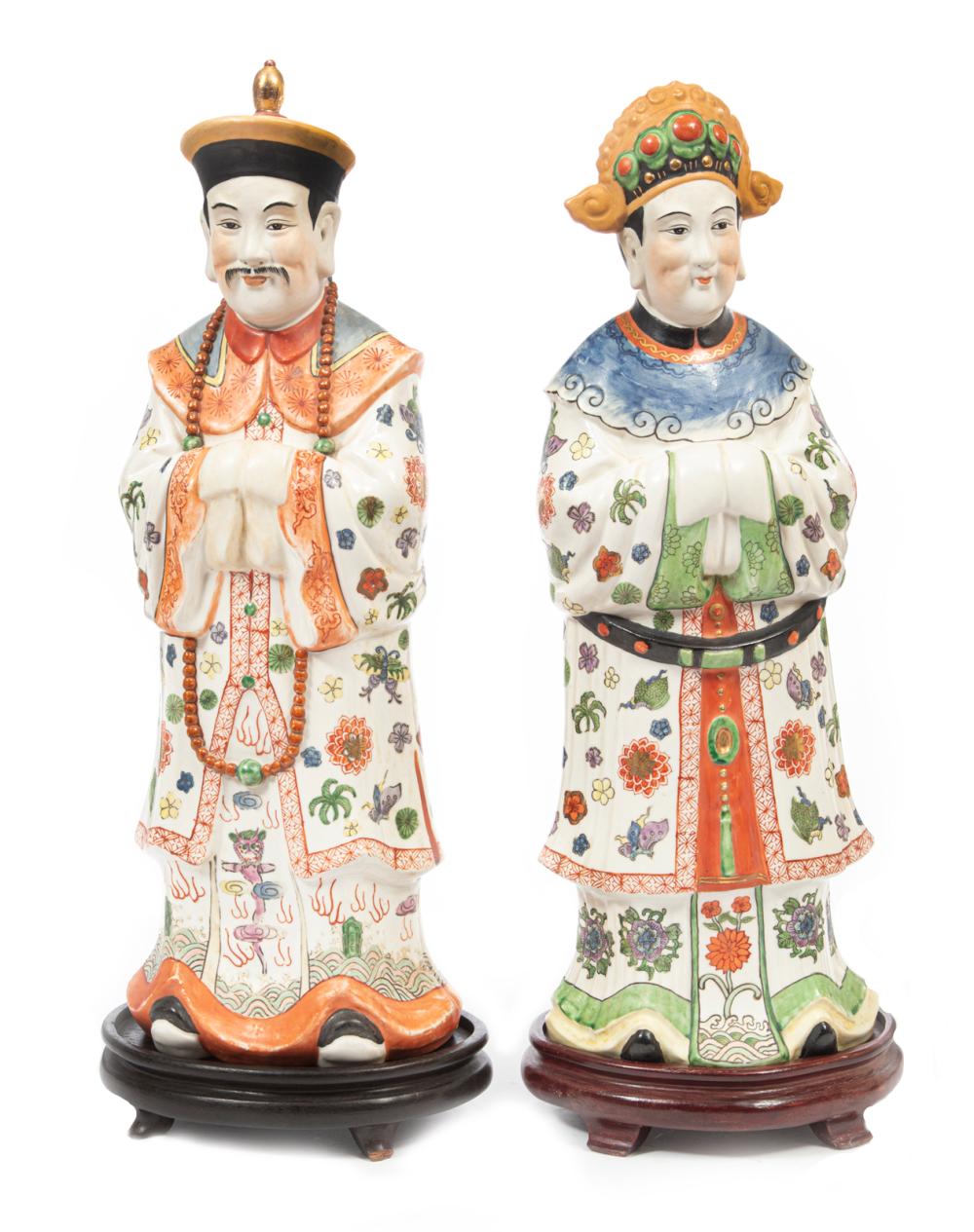 TWO CHINESE FAMILLE ROSE PORCELAIN 3b1733