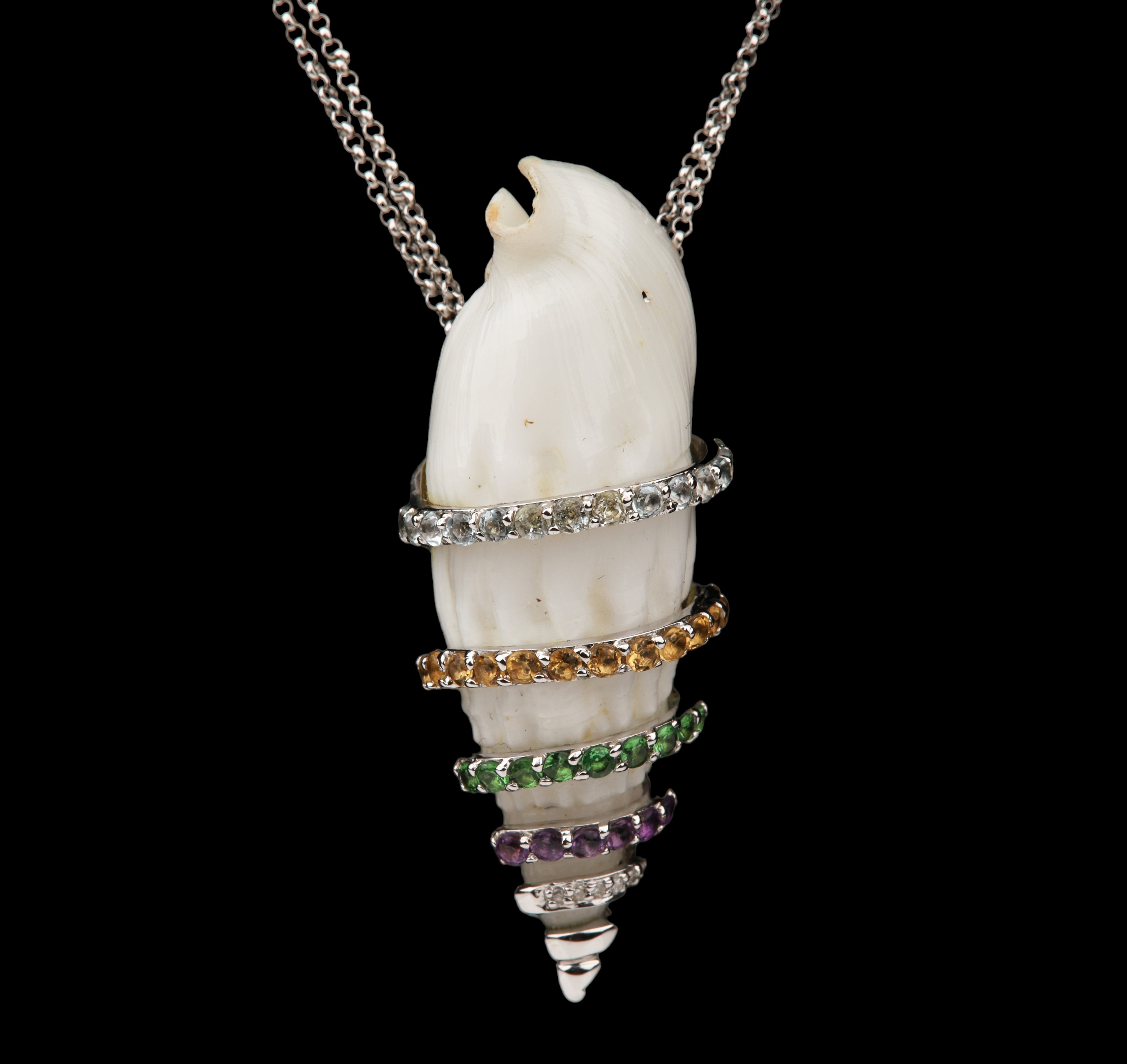 18K White gold shell pendant necklace,