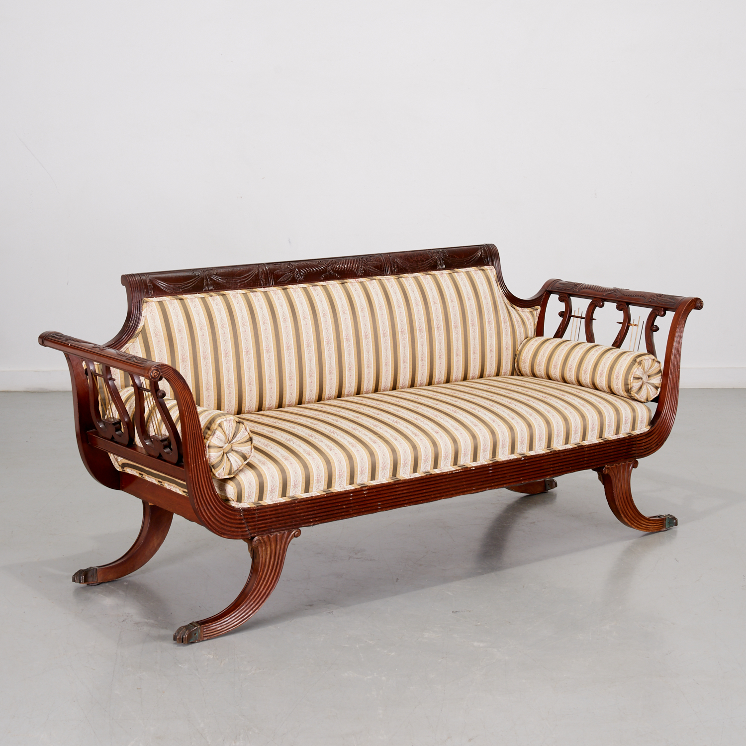 AMERICAN CLASSICAL CARVED MAHOGANY