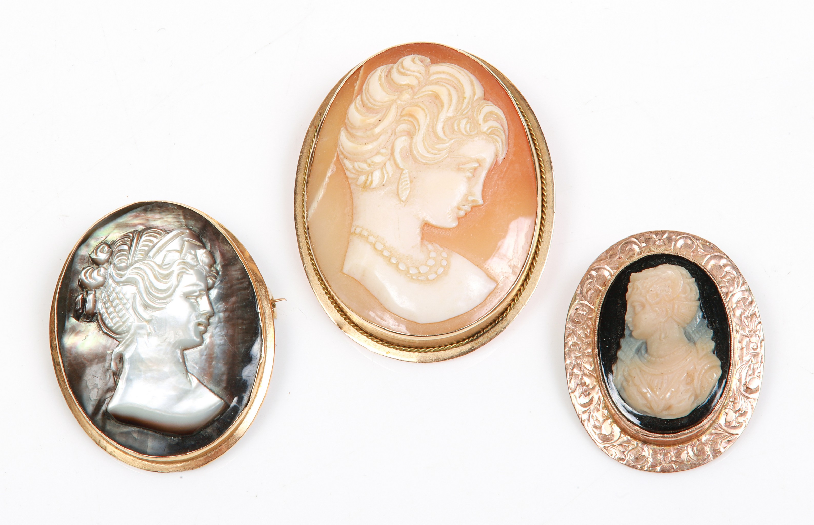  3 Gold mounted cameo brooches 3b4d75