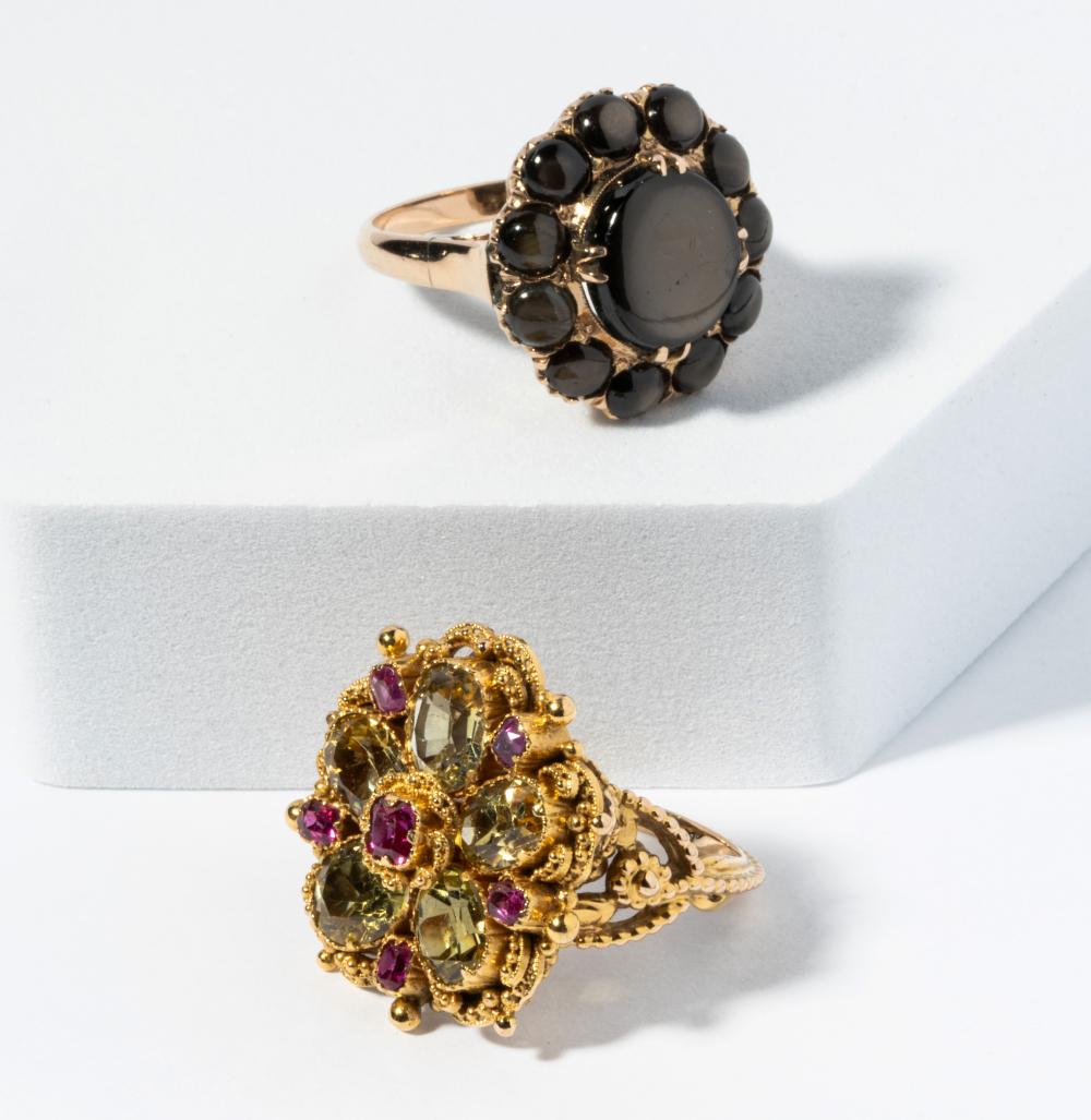 TWO 10 KARAT GOLD RINGS WITH COLORED 3b4f88