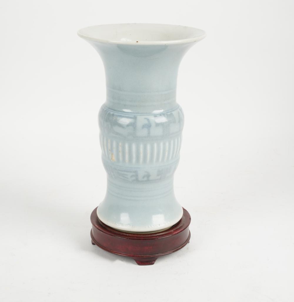 CHINESE BLUE GLAZED PORCELAIN 3b512e