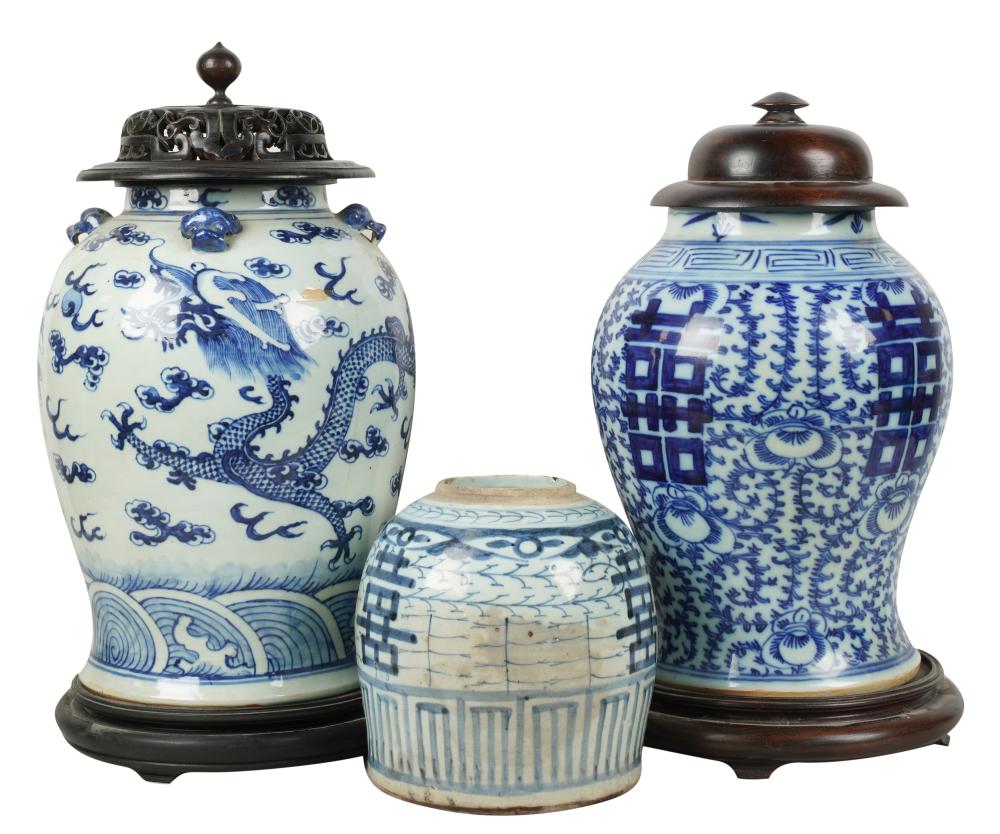 THREE CHINESE BLUE AND WHITE PORCELAIN 3b512f