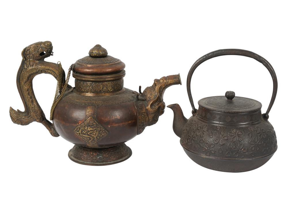 TWO ASIAN TEAPOTSTwo Asian Teapots  3b5230