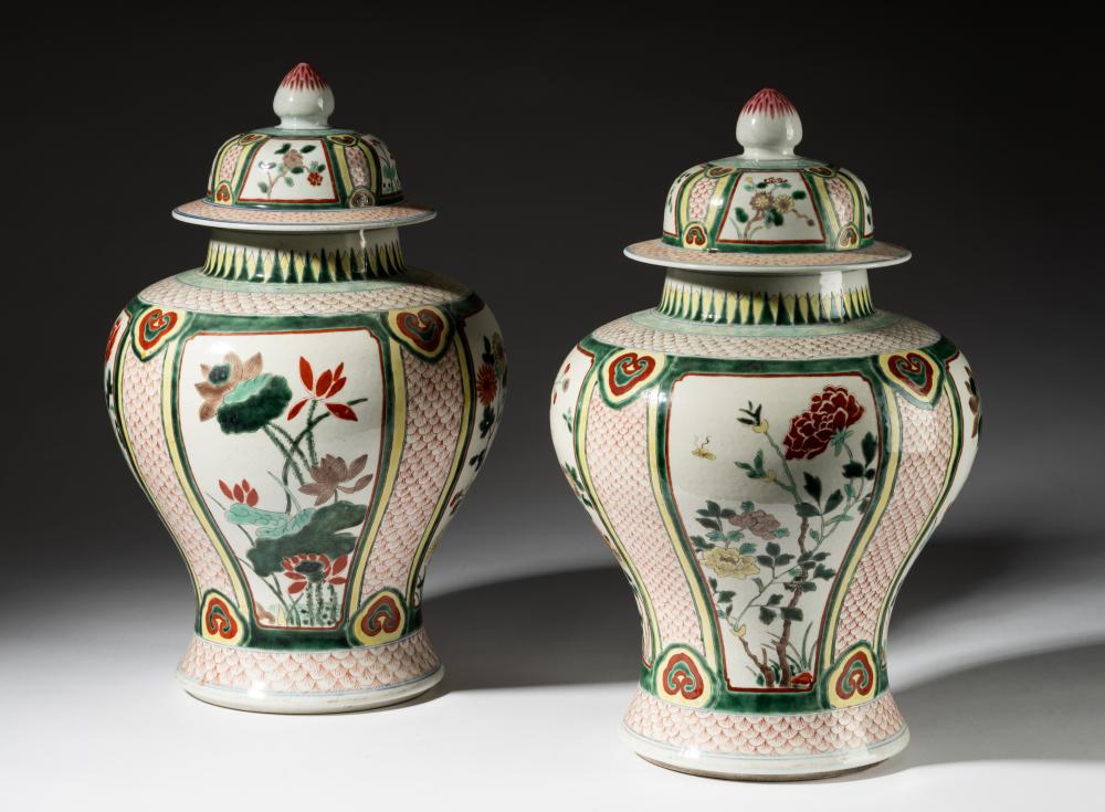 PAIR OF CHINESE PORCELAIN COVERED