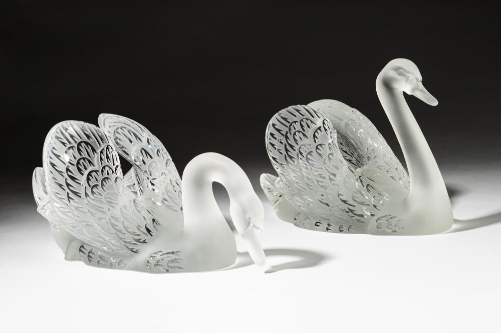 PAIR OF LALIQUE GLASS SWAN FIGURESPair 3b5457