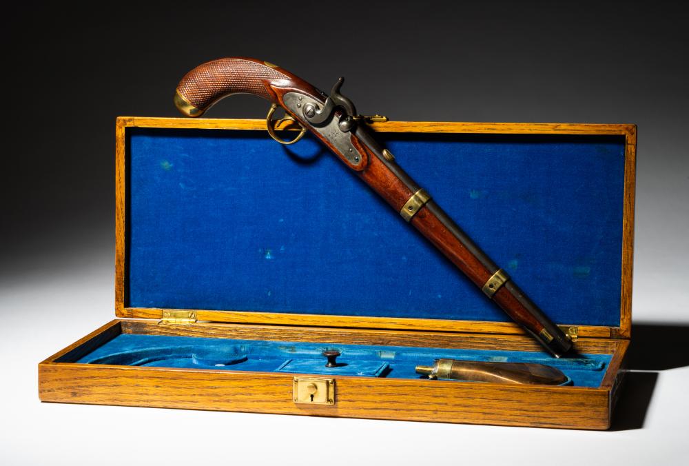 FLINTLOCK PISTOLencased with powder 3b54b2