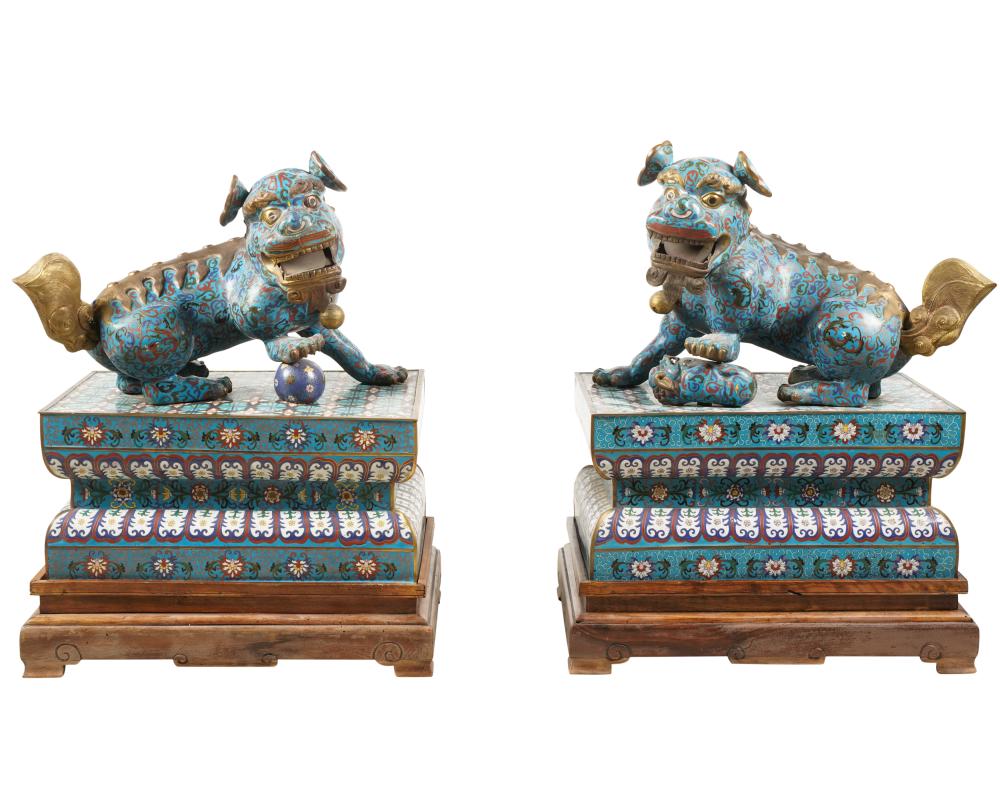 PAIR OF CHINESE CLOISONNE FOO DOGSPair 3b5517