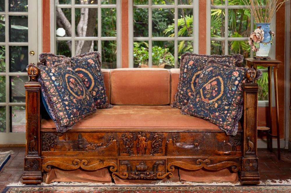 ITALIAN CARVED WALNUT SOFA DAYBEDItalian 3b5577