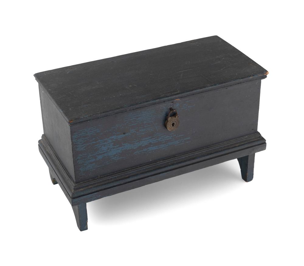 MINIATURE BLANKET CHEST AMERICA  3b35e3