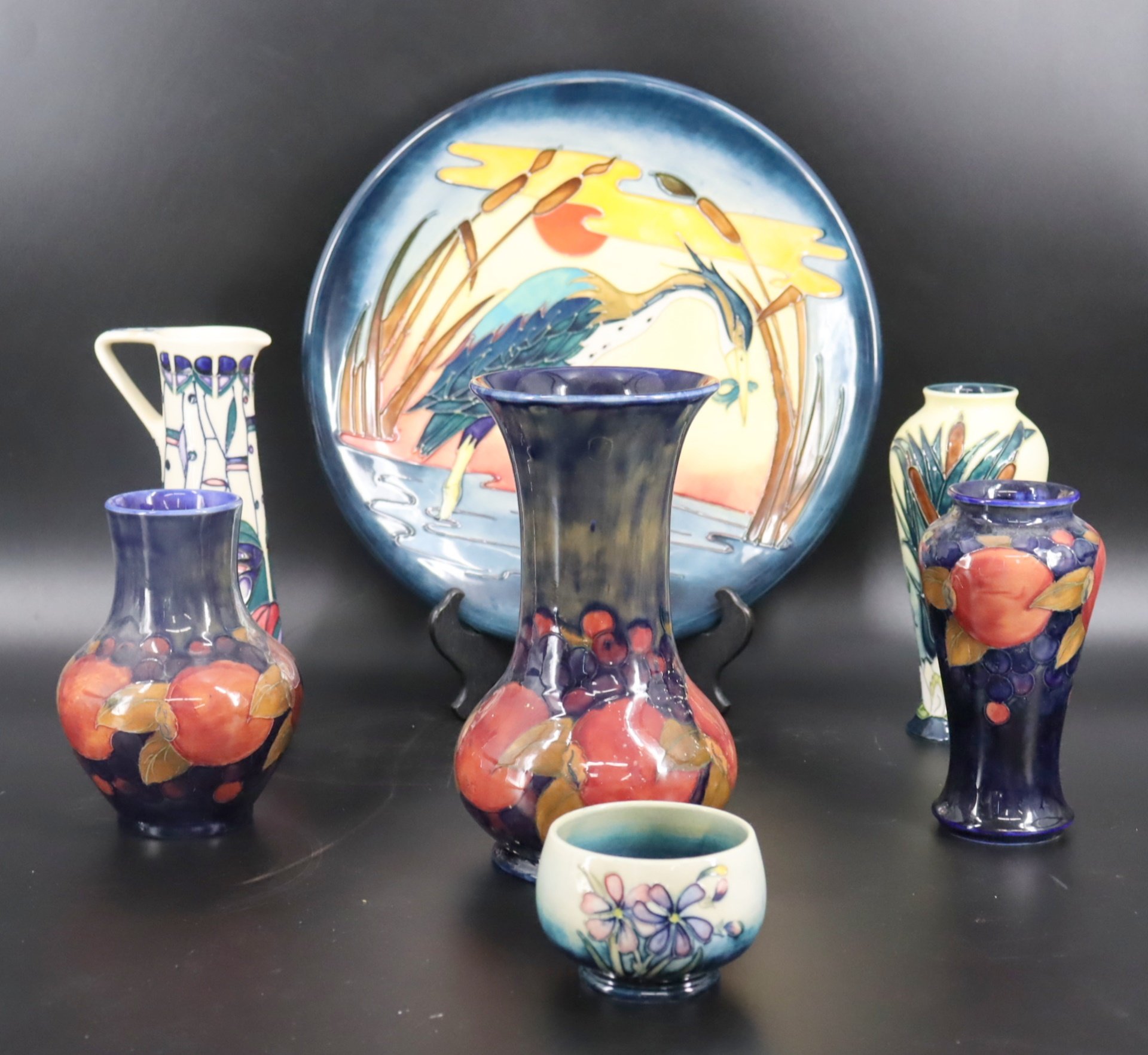 MOORCROFT POTTERY CHARGER & 5 VASES.