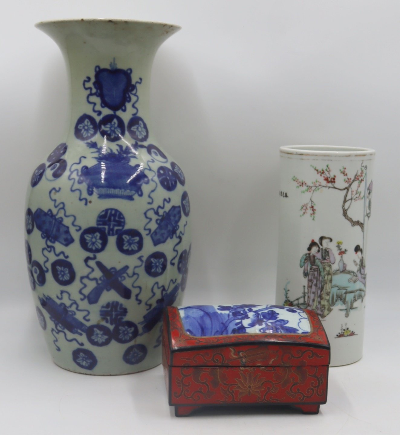 COLLECTION OF CHINESE PORCELAINS.