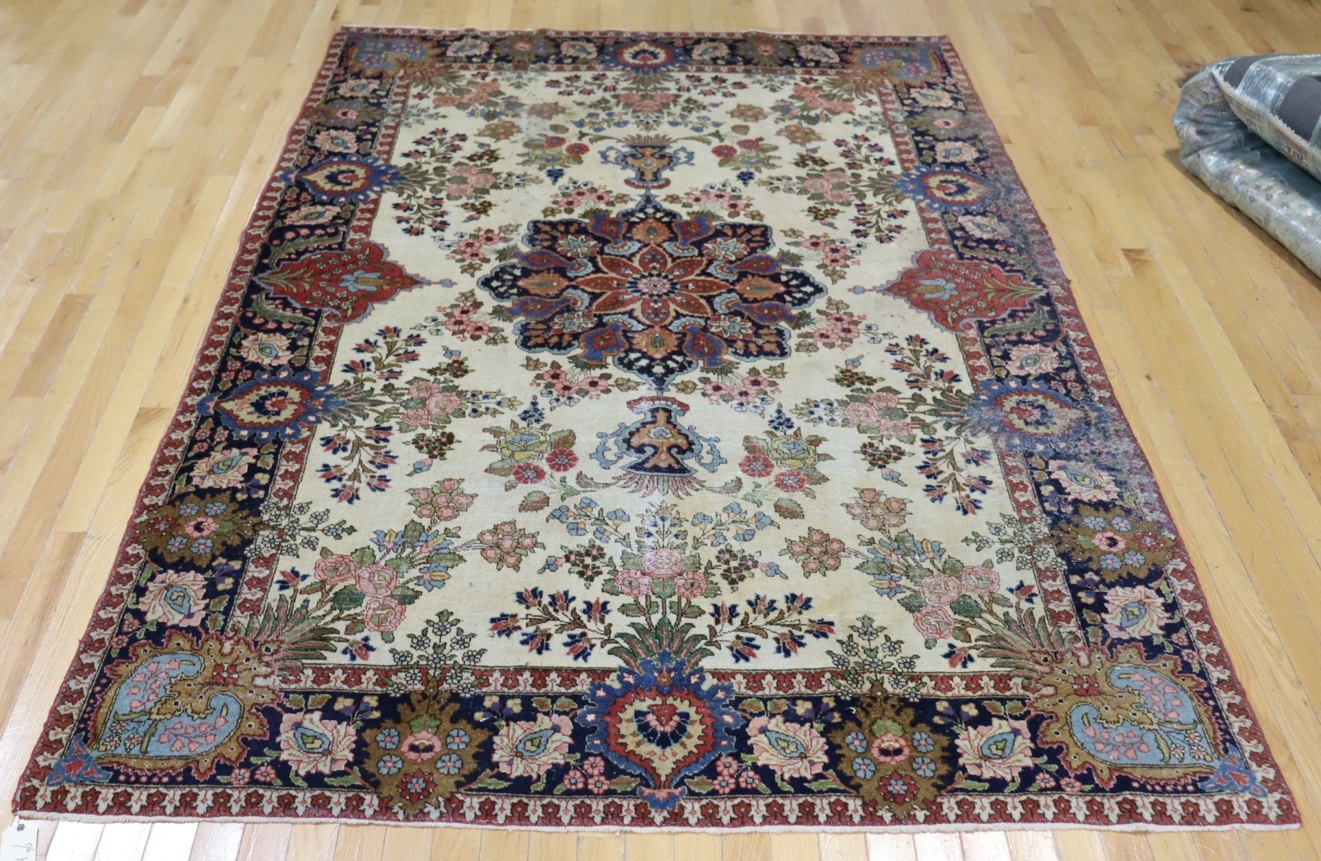 ANTIQUE AND FINELY HAND KNOTTED CARPET.