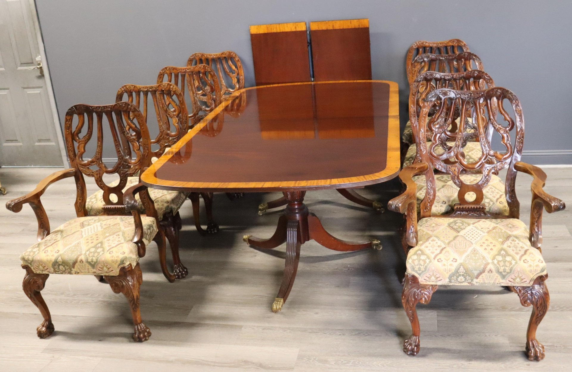 ANTIQUE AND QUALITY MAHOGANY DINING