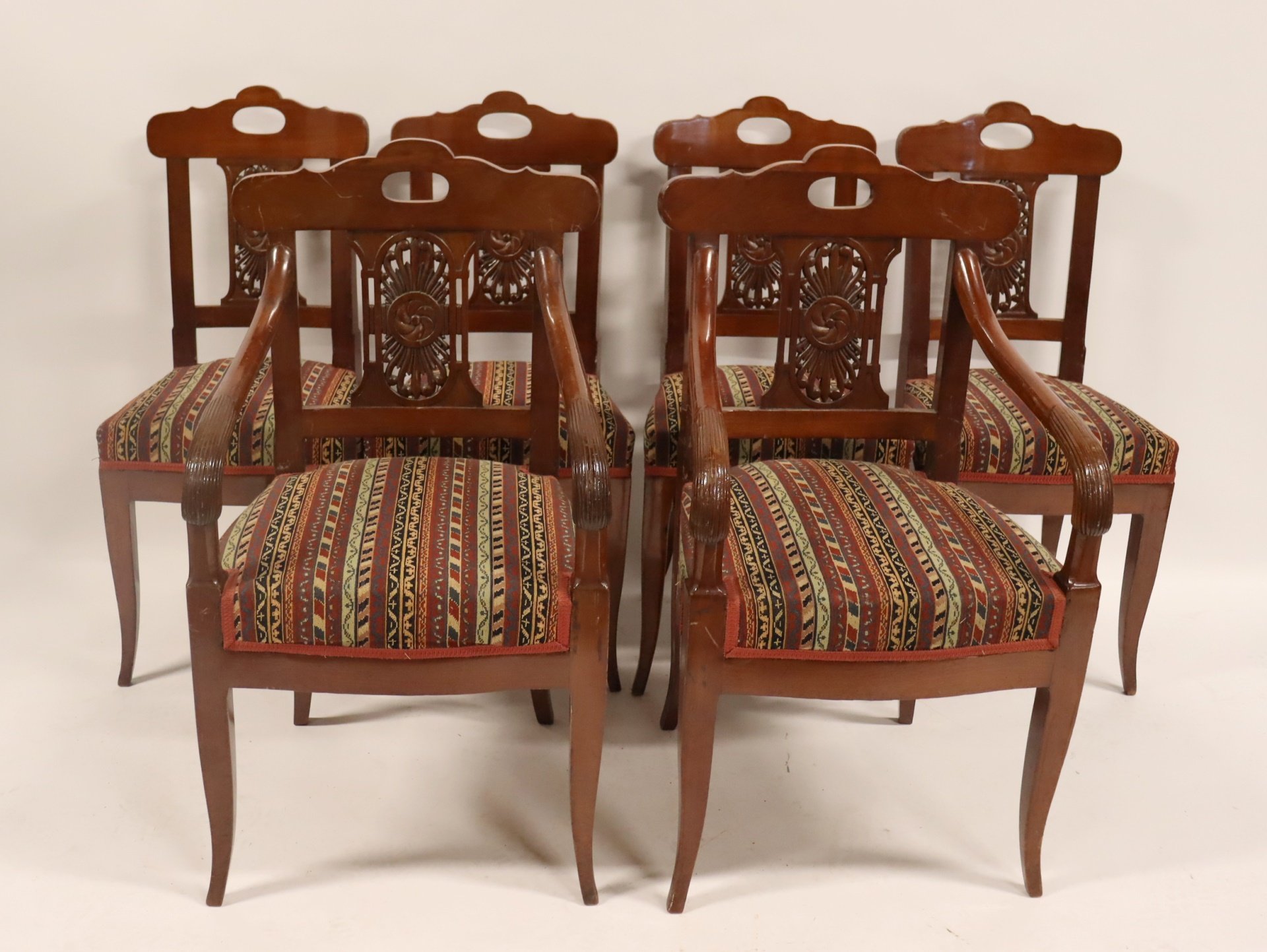 SET OF 6 VICTORIAN CARVED MAHOGANY CHAIRS.