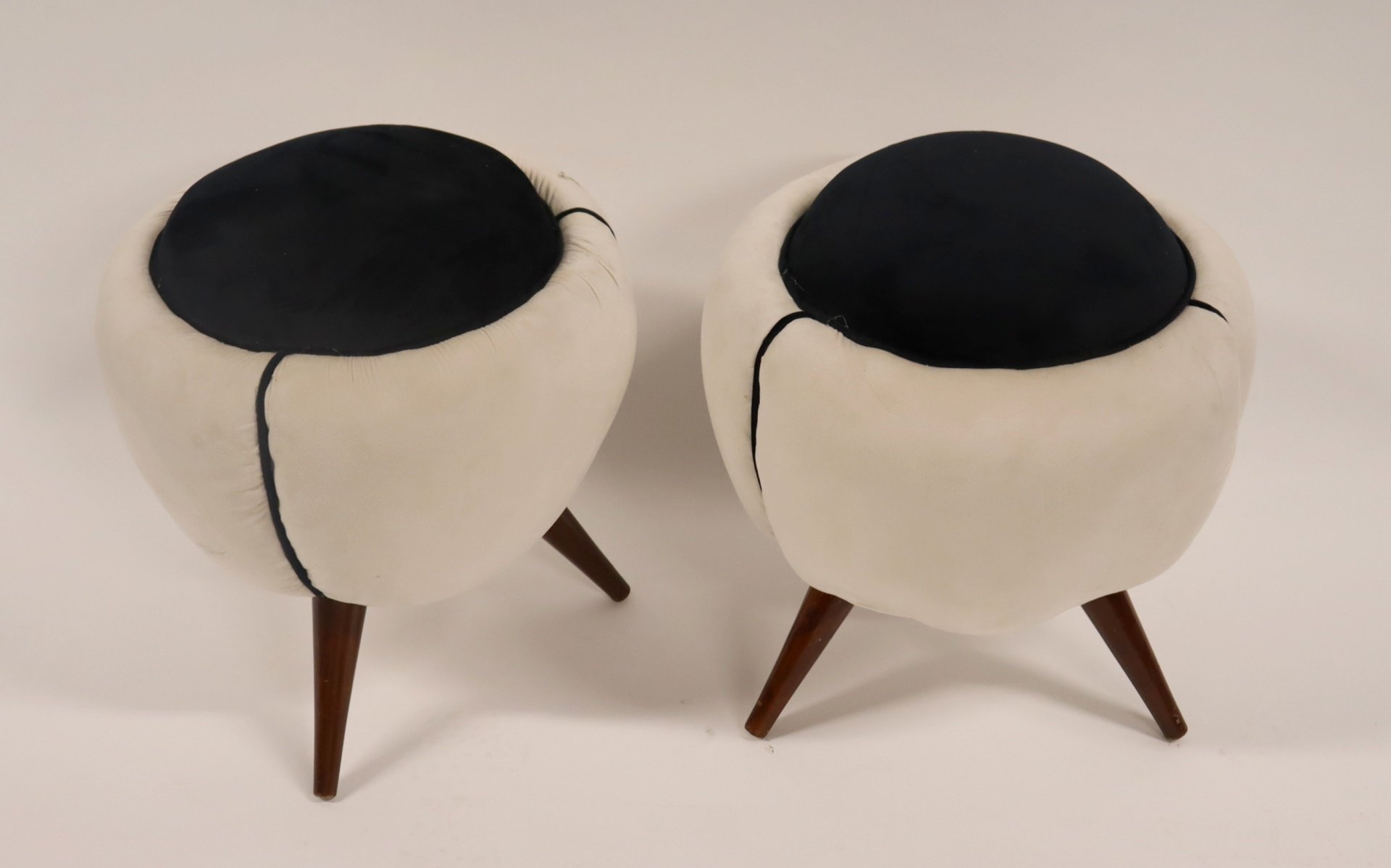 A PAIR OF MIDCENTURY STYLE UPHOLSTERED