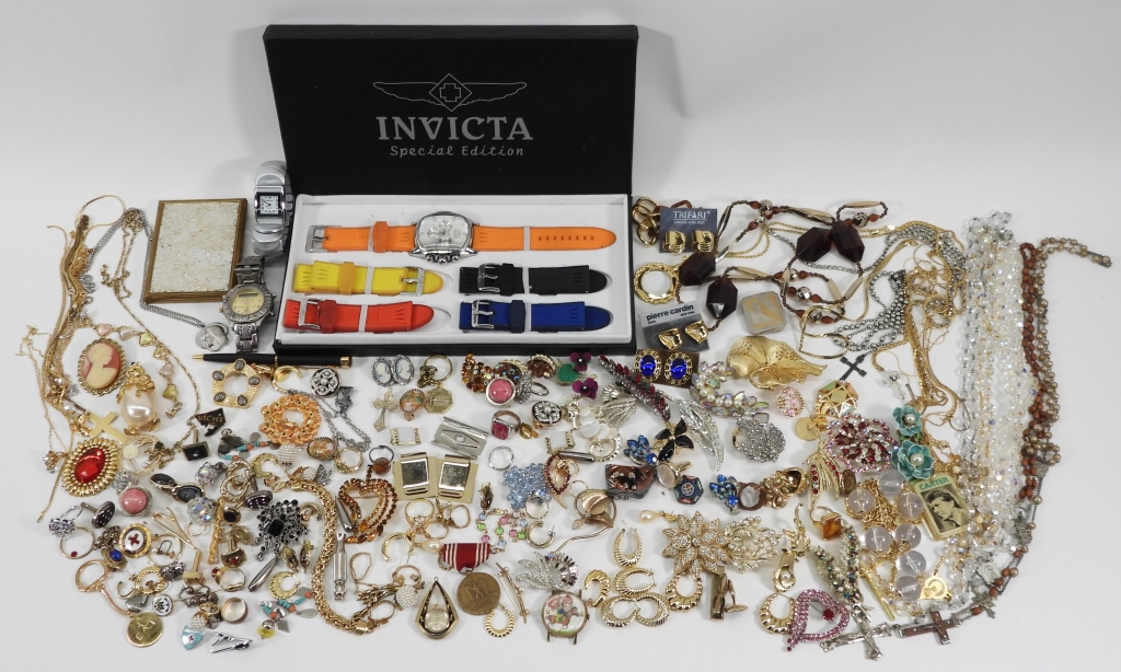 ESTATE COLLECTION OF COSTUME JEWELRY