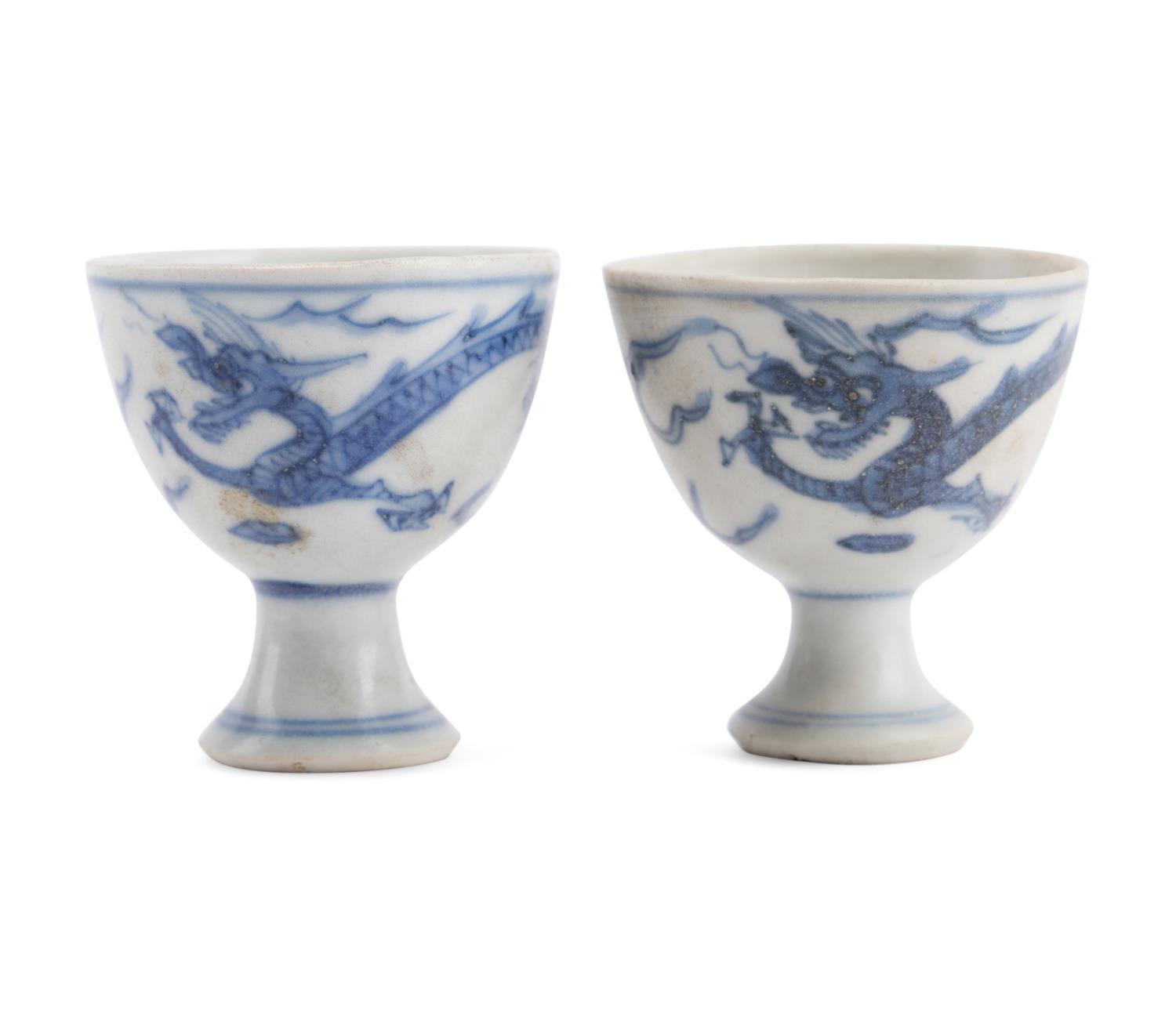 PAIR CHINESE BLUE WHITE HATCHER 3b4105