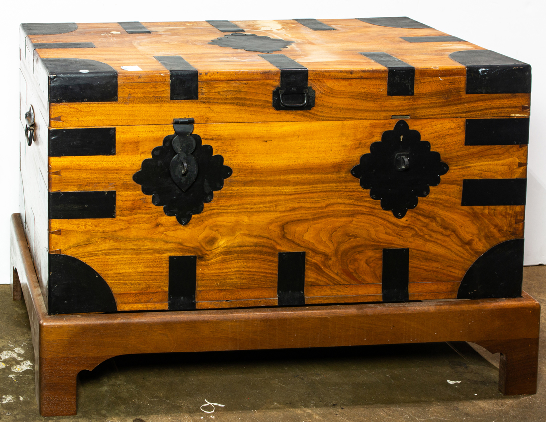 A CHINESE EXPORT CAMPHOR CHEST 3b42c1