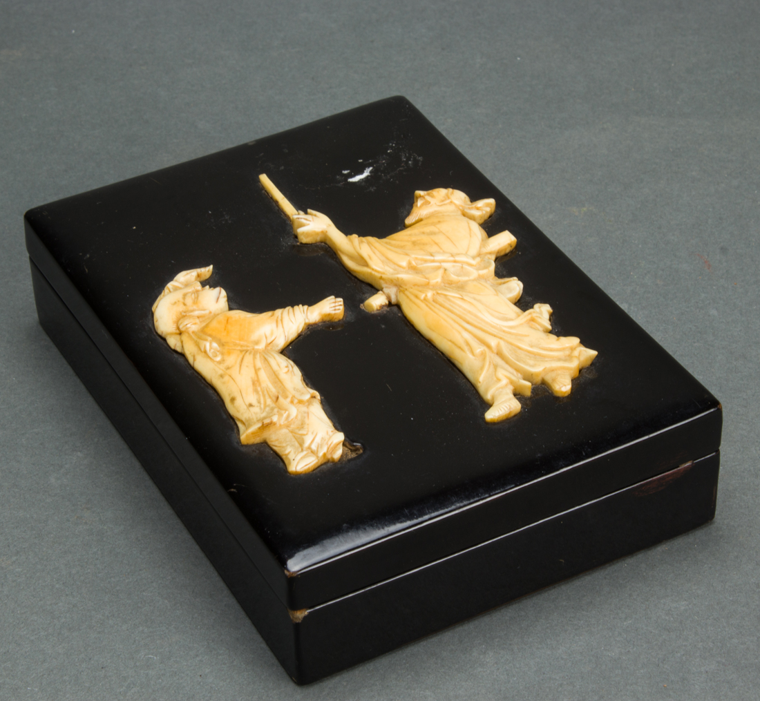 CHINESE BLACK LACQUERED BOX Chinese