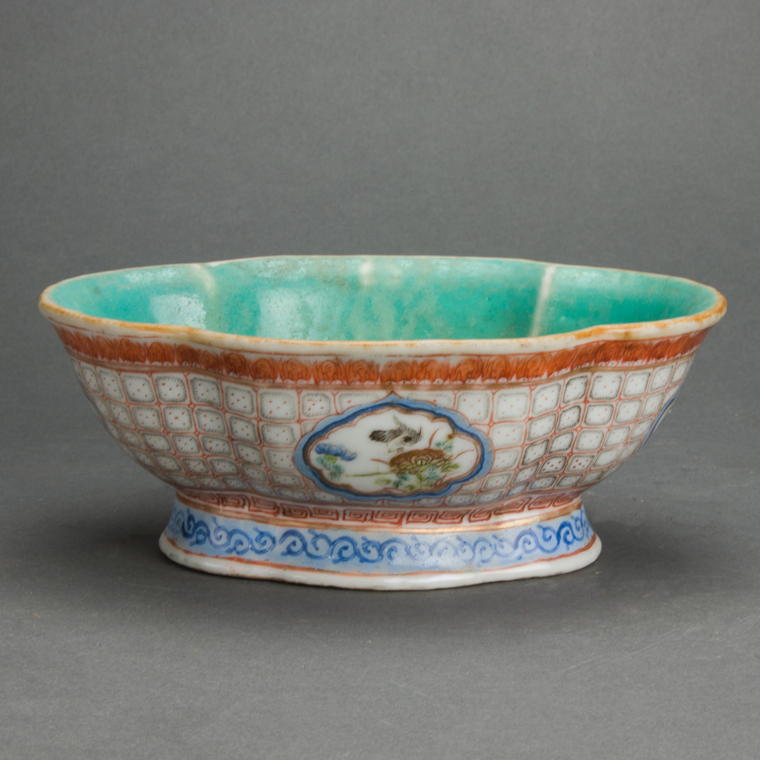 CHINESE FAMILLE ROSE LOBBED BOWL 3b43ba