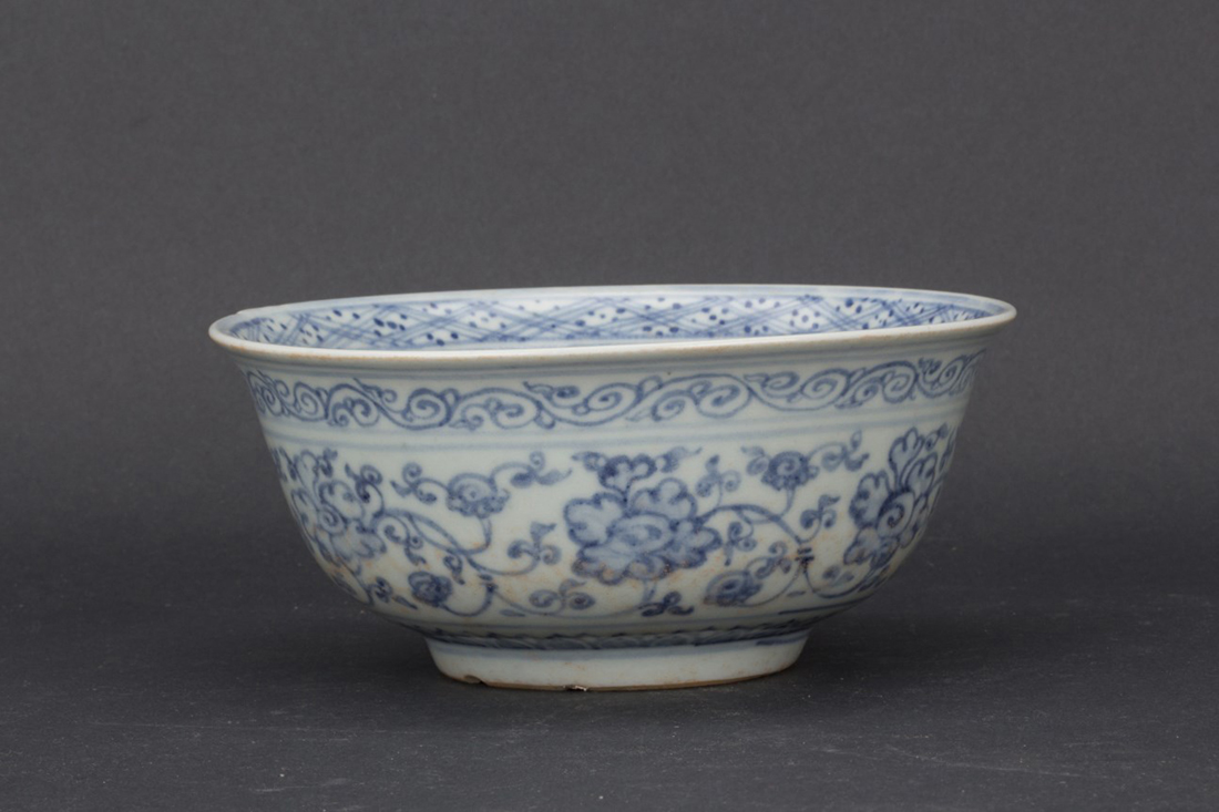 MING STYLE BLUE AND WHITE PORCELAIN