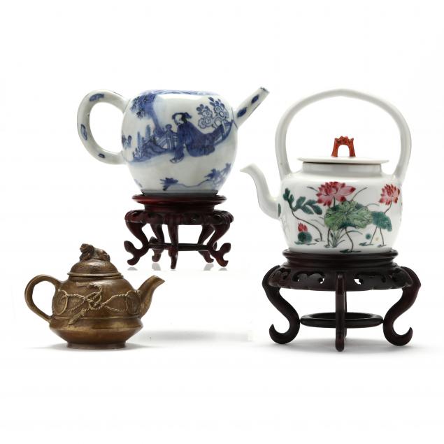 A COLLECTION OF THREE CHINESE TEAPOTS 3b6aff